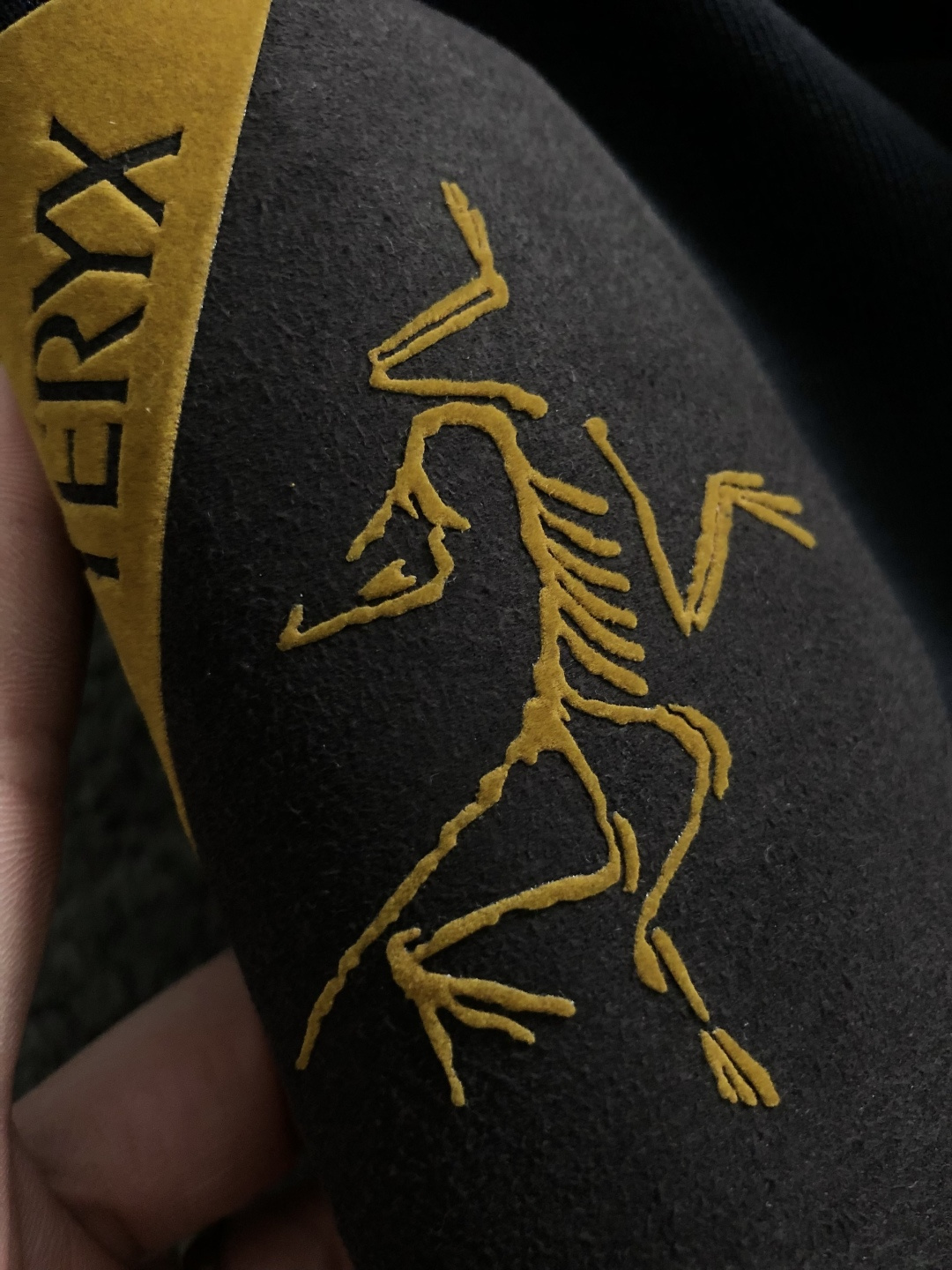 SZN*合身版型M-XXXl2025秋冬潮牌连帽卫衣，以经典口袋撞色为主调，巧妙立体滴胶工艺元素，打破传