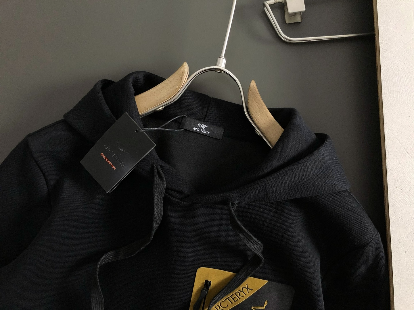 SZN*合身版型M-XXXl2025秋冬潮牌连帽卫衣，以经典口袋撞色为主调，巧妙立体滴胶工艺元素，打破传