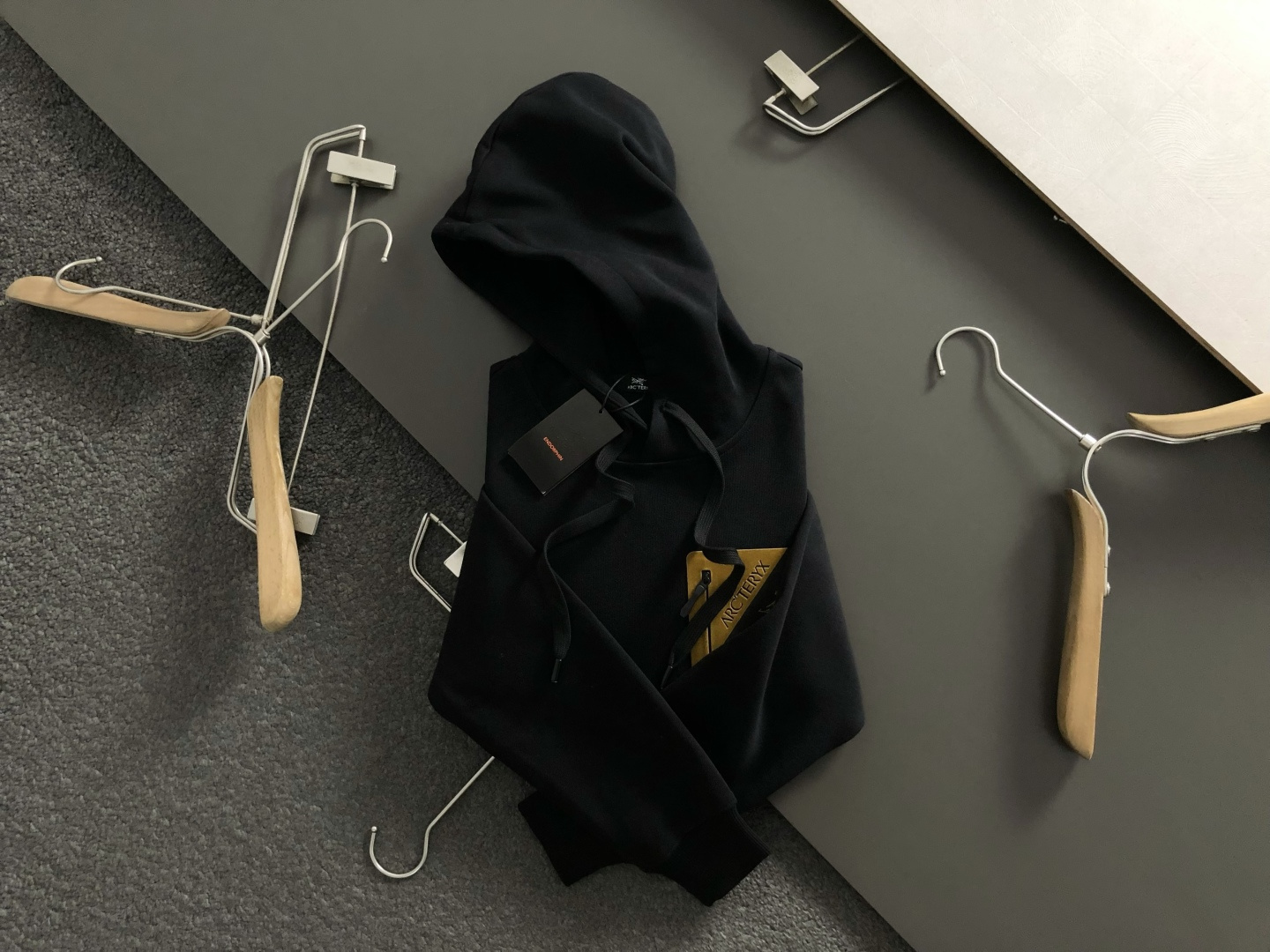 SZN*合身版型M-XXXl2025秋冬潮牌连帽卫衣，以经典口袋撞色为主调，巧妙立体滴胶工艺元素，打破传