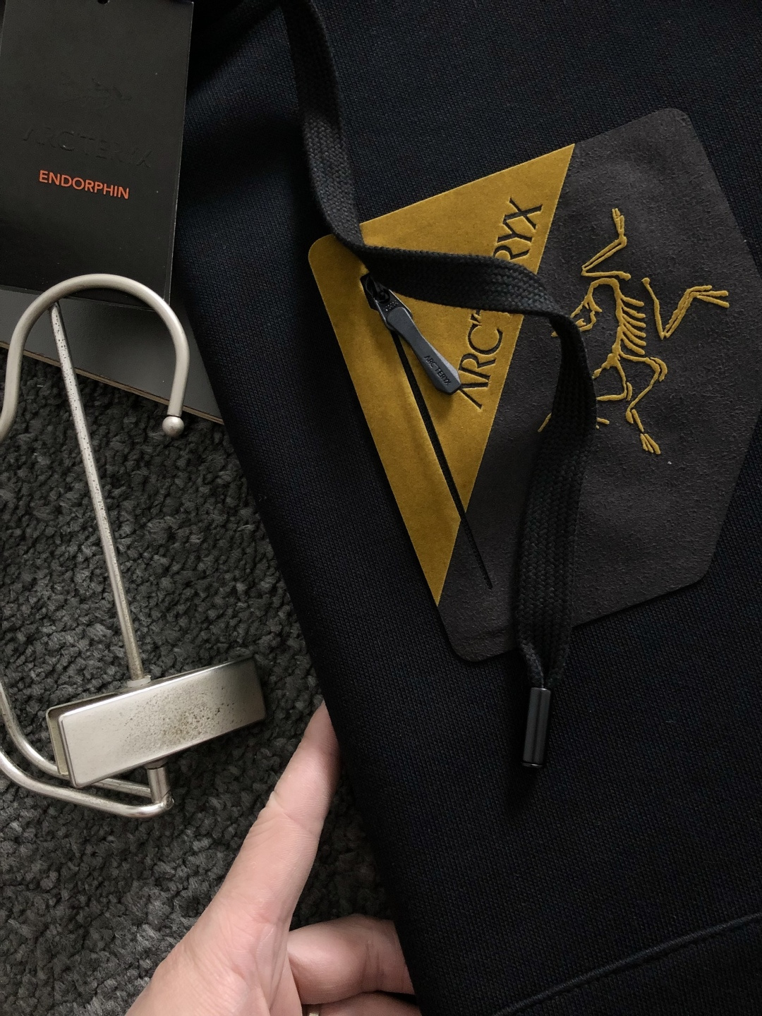 SZN*合身版型M-XXXl2025秋冬潮牌连帽卫衣，以经典口袋撞色为主调，巧妙立体滴胶工艺元素，打破传