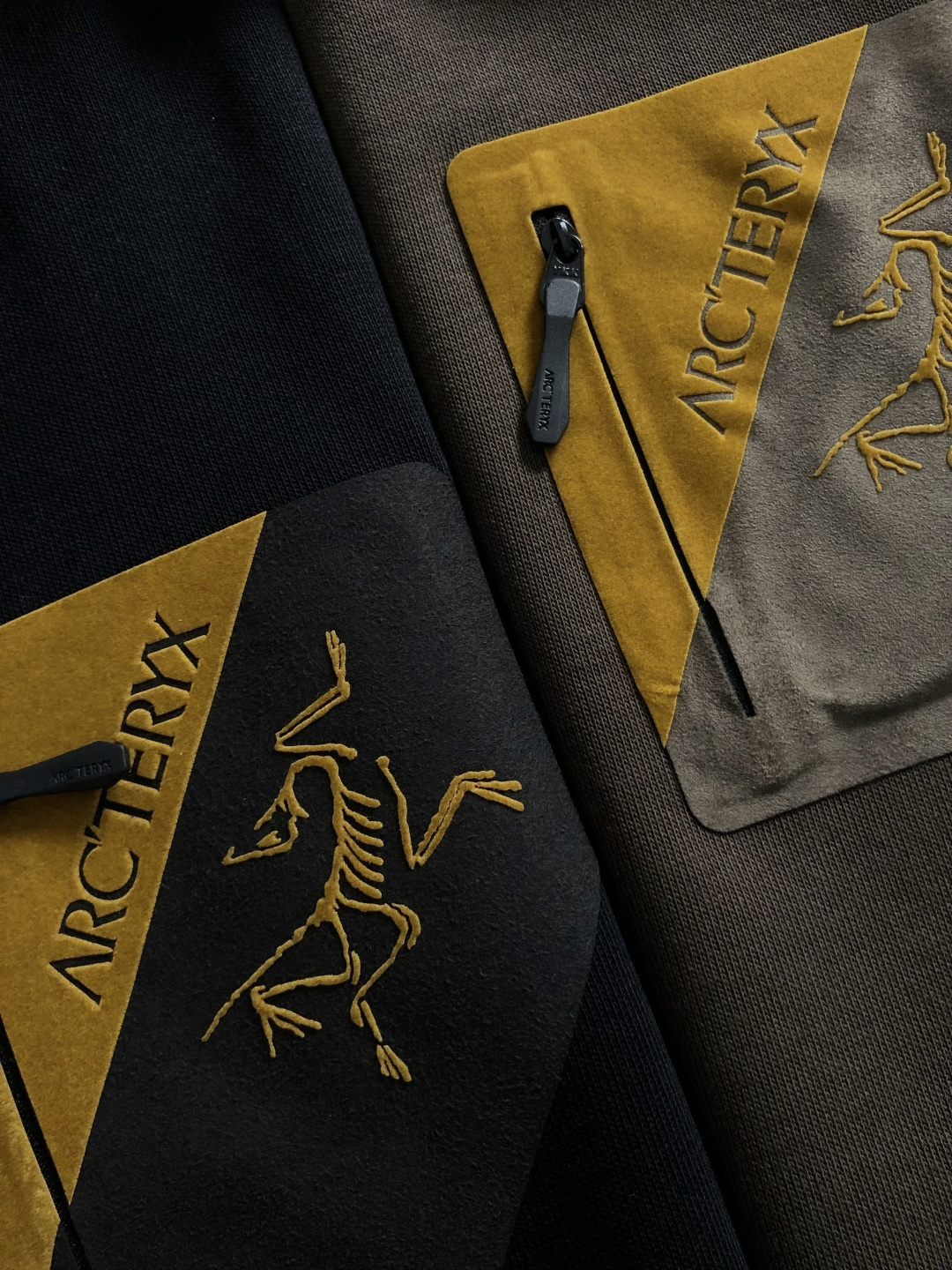 SZN*合身版型M-XXXl2025秋冬潮牌连帽卫衣，以经典口袋撞色为主调，巧妙立体滴胶工艺元素，打破传