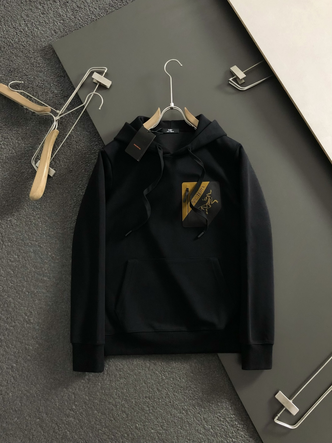 SZN*合身版型M-XXXl2025秋冬潮牌连帽卫衣，以经典口袋撞色为主调，巧妙立体滴胶工艺元素，打破传