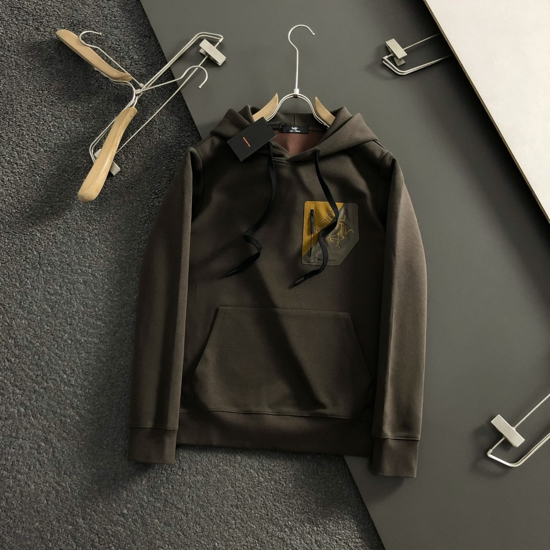 SZN*合身版型M-XXXl2025秋冬潮牌连帽卫衣，以经典口袋撞色为主调，巧妙立体滴胶工艺元素，打破传