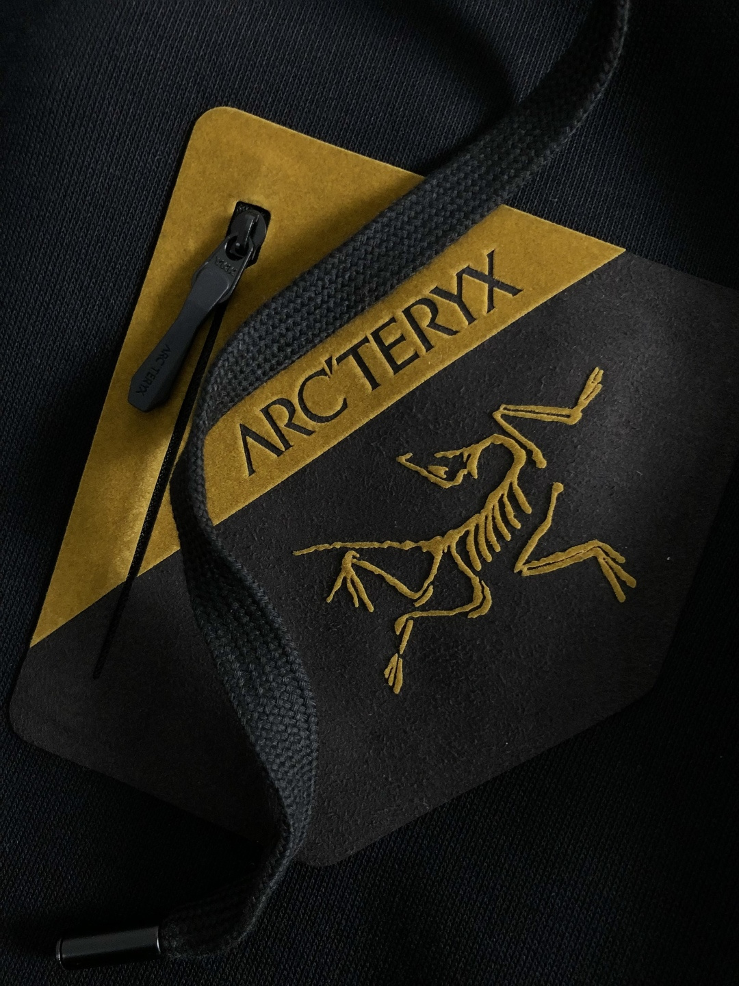 SZN*合身版型M-XXXl2025秋冬潮牌连帽卫衣，以经典口袋撞色为主调，巧妙立体滴胶工艺元素，打破传