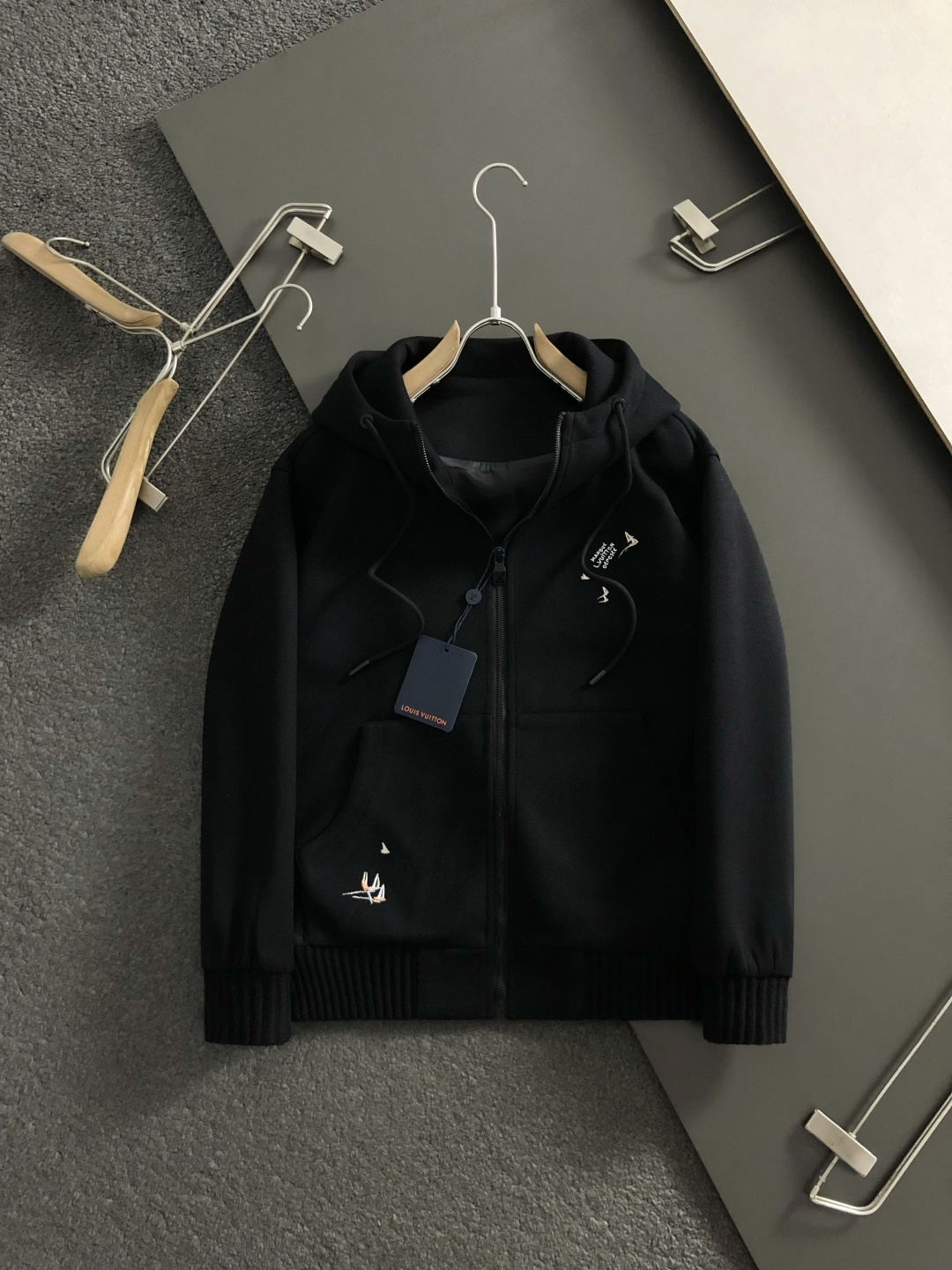 L牌*合身版型M-XXXl2025秋冬潮牌刺绣连帽外套，以经典黑色帆船⛵️刺绣为主调，巧妙融入海洋元素，