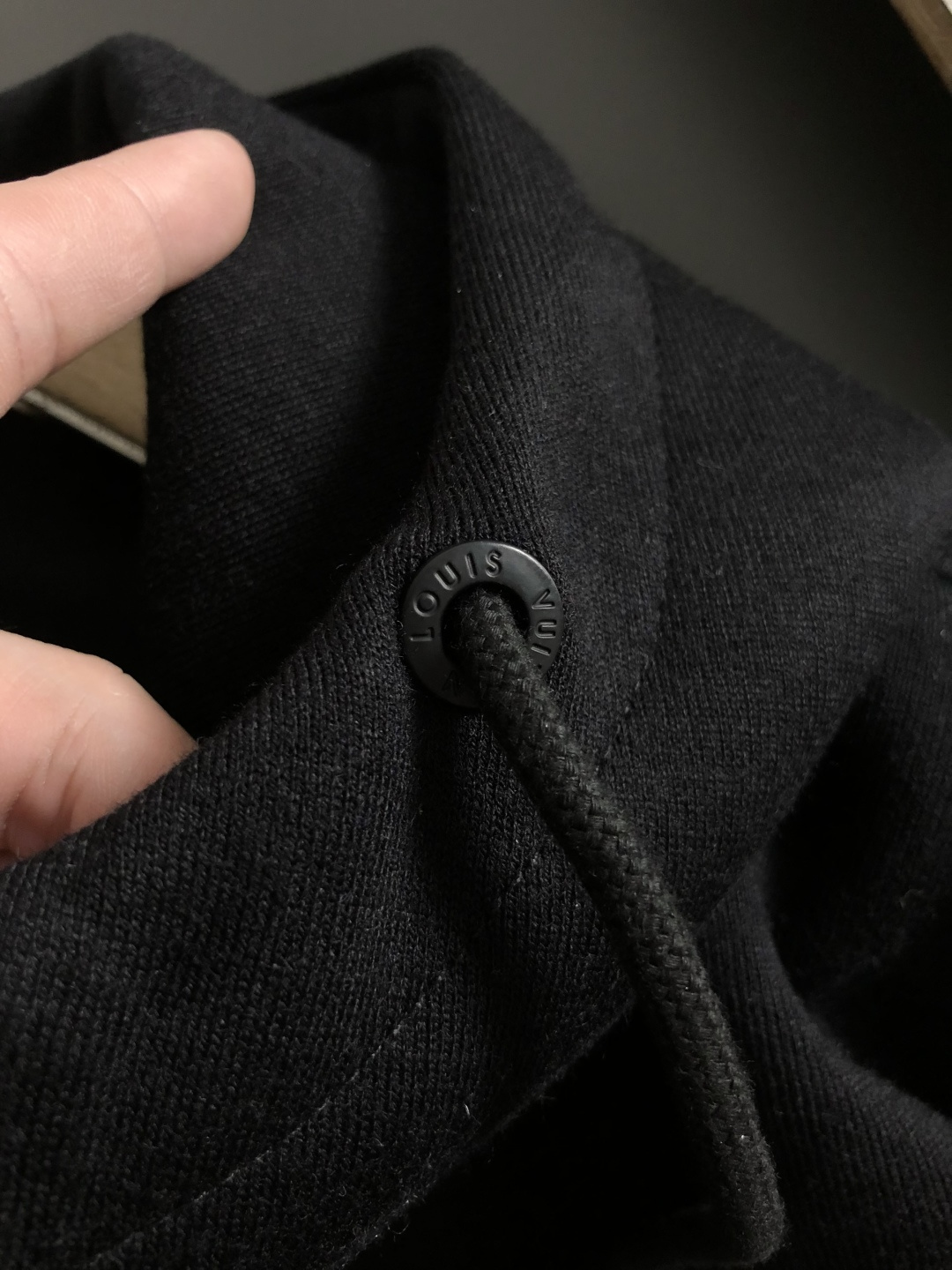 L牌*合身版型M-XXXl2025秋冬潮牌刺绣连帽外套，以经典黑色帆船⛵️刺绣为主调，巧妙融入海洋元素，