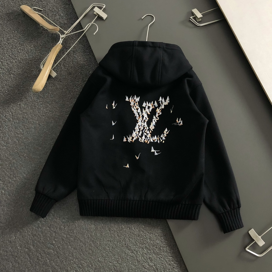 L牌*合身版型M-XXXl2025秋冬潮牌刺绣连帽外套，以经典黑色帆船⛵️刺绣为主调，巧妙融入海洋元素，