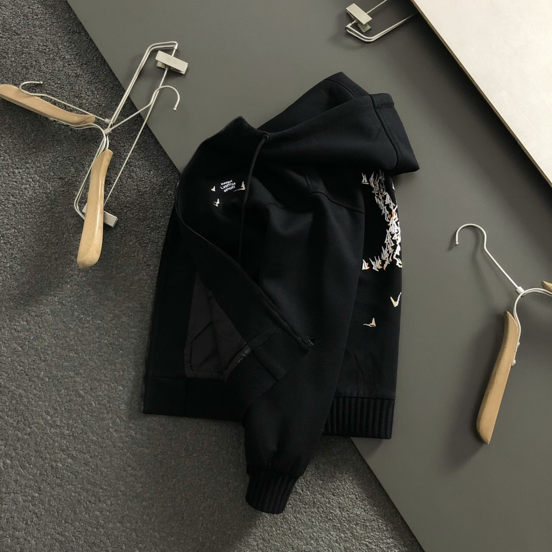 L牌*合身版型M-XXXl2025秋冬潮牌刺绣连帽外套，以经典黑色帆船⛵️刺绣为主调，巧妙融入海洋元素，