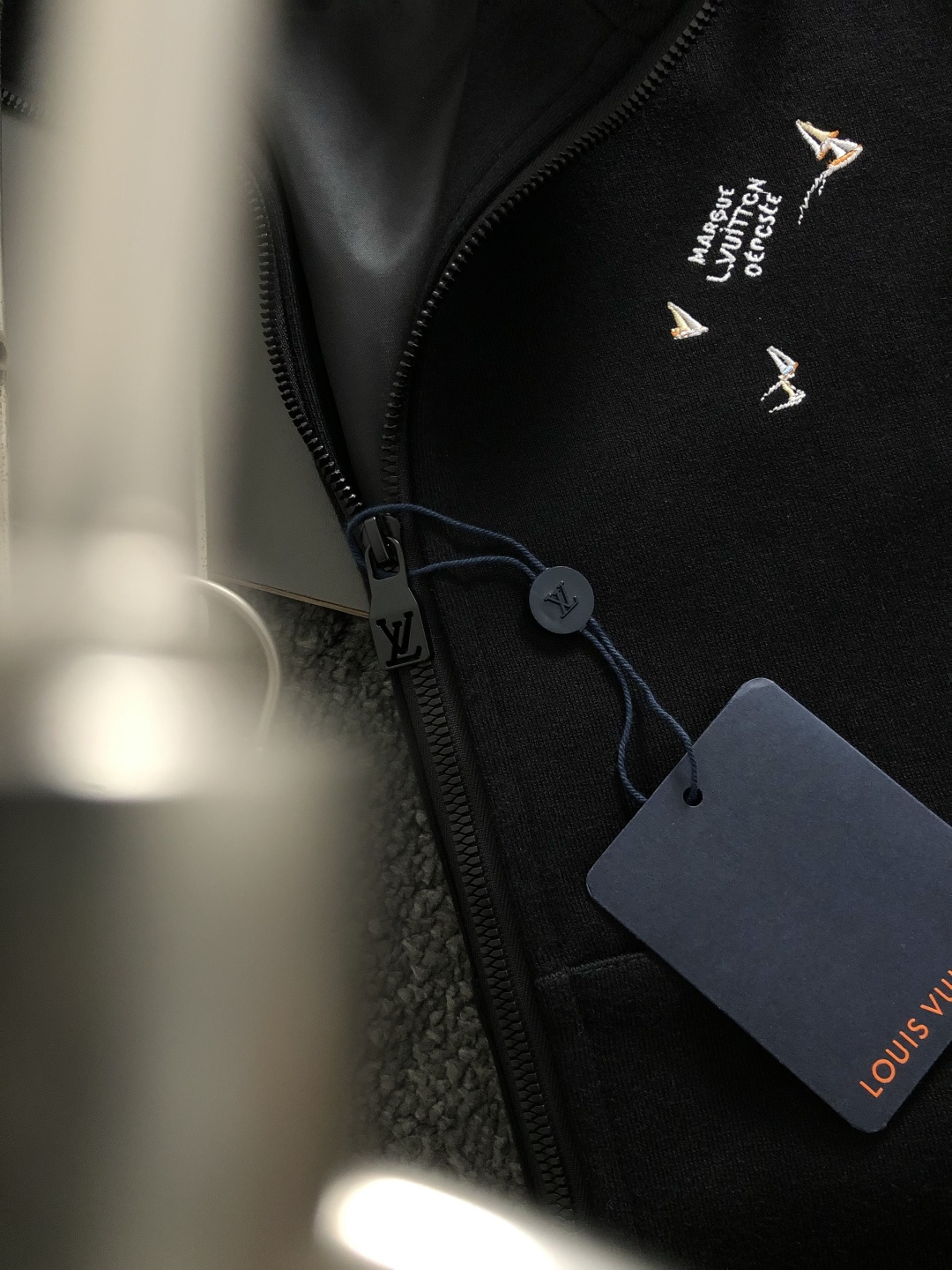 L牌*合身版型M-XXXl2025秋冬潮牌刺绣连帽外套，以经典黑色帆船⛵️刺绣为主调，巧妙融入海洋元素，