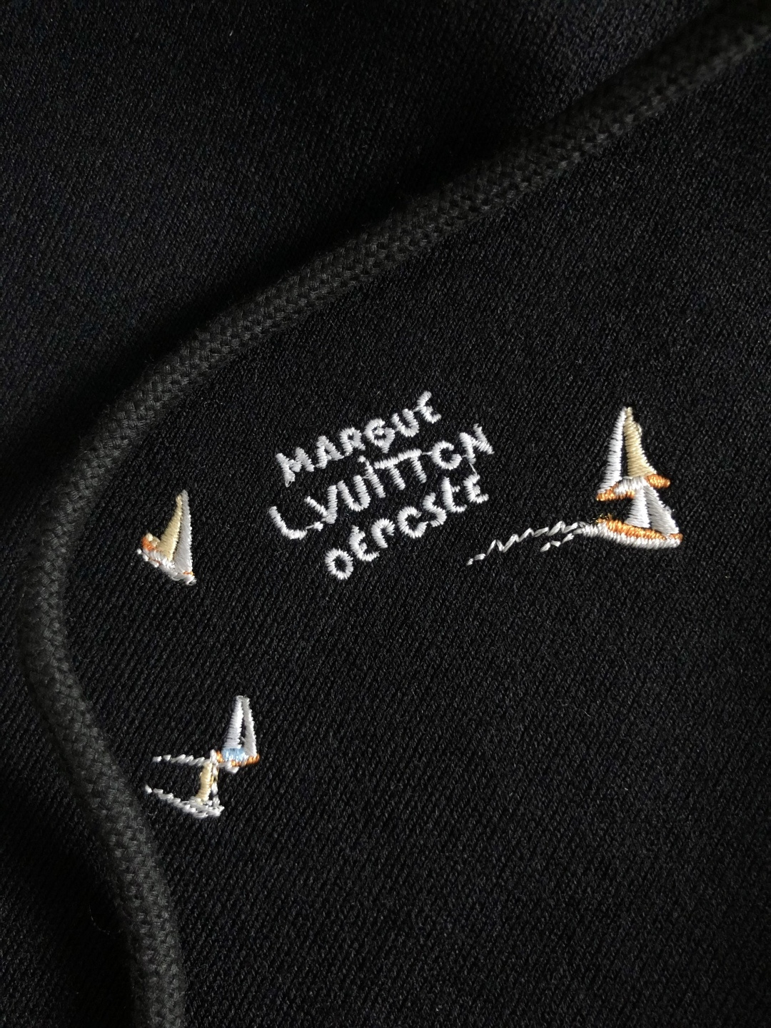 L牌*合身版型M-XXXl2025秋冬潮牌刺绣连帽外套，以经典黑色帆船⛵️刺绣为主调，巧妙融入海洋元素，