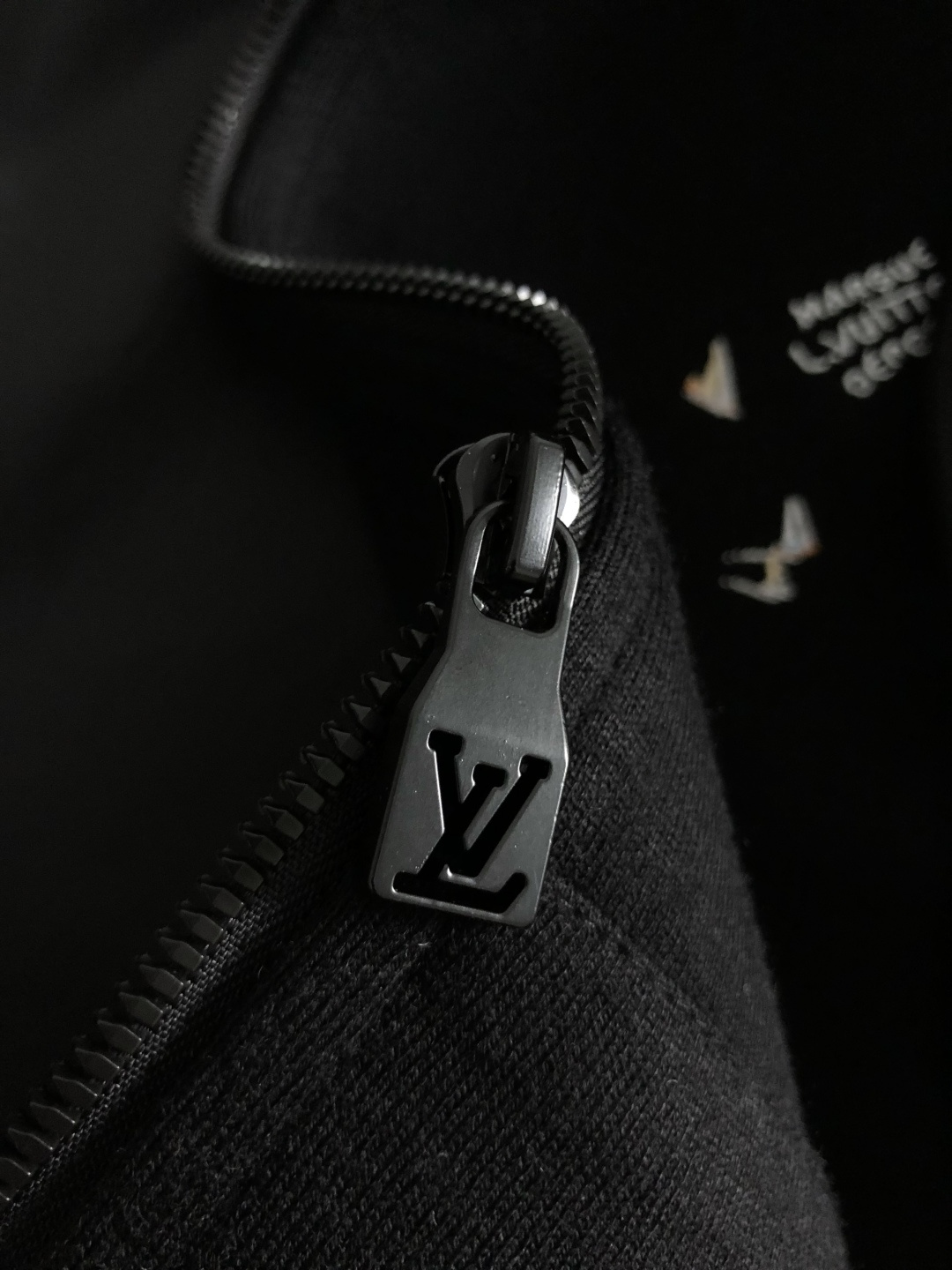 L牌*合身版型M-XXXl2025秋冬潮牌刺绣连帽外套，以经典黑色帆船⛵️刺绣为主调，巧妙融入海洋元素，