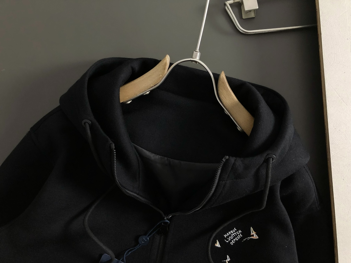 L牌*合身版型M-XXXl2025秋冬潮牌刺绣连帽外套，以经典黑色帆船⛵️刺绣为主调，巧妙融入海洋元素，