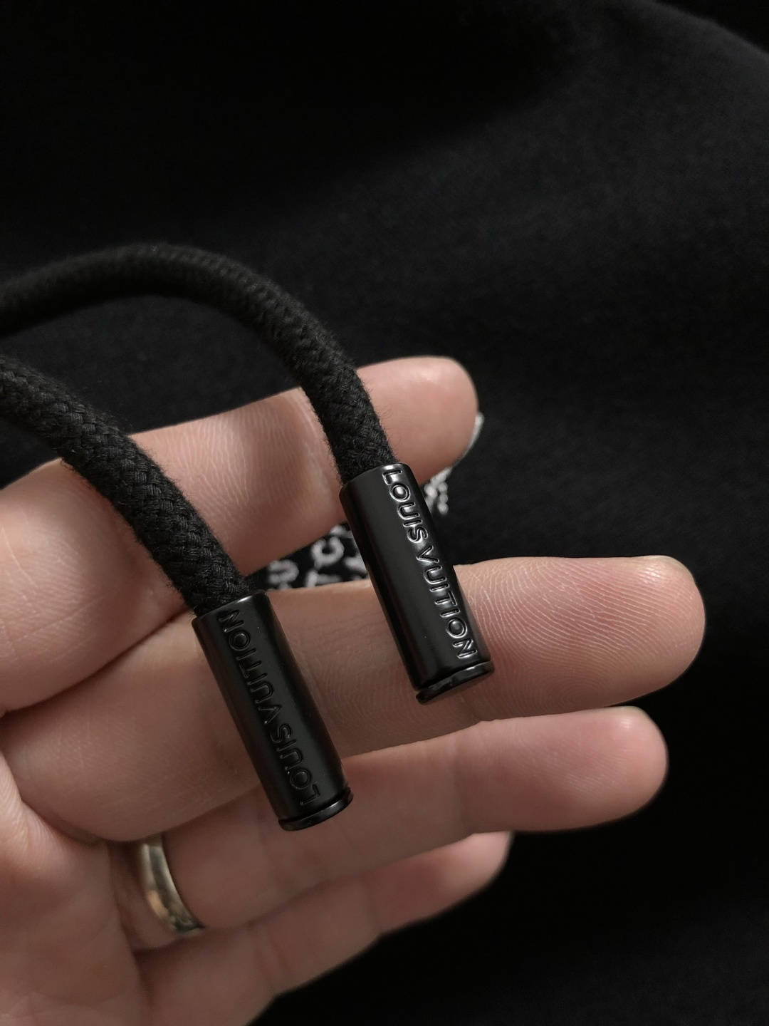 L牌*合身版型M-XXXl2025秋冬潮牌刺绣连帽外套，以经典黑色帆船⛵️刺绣为主调，巧妙融入海洋元素，