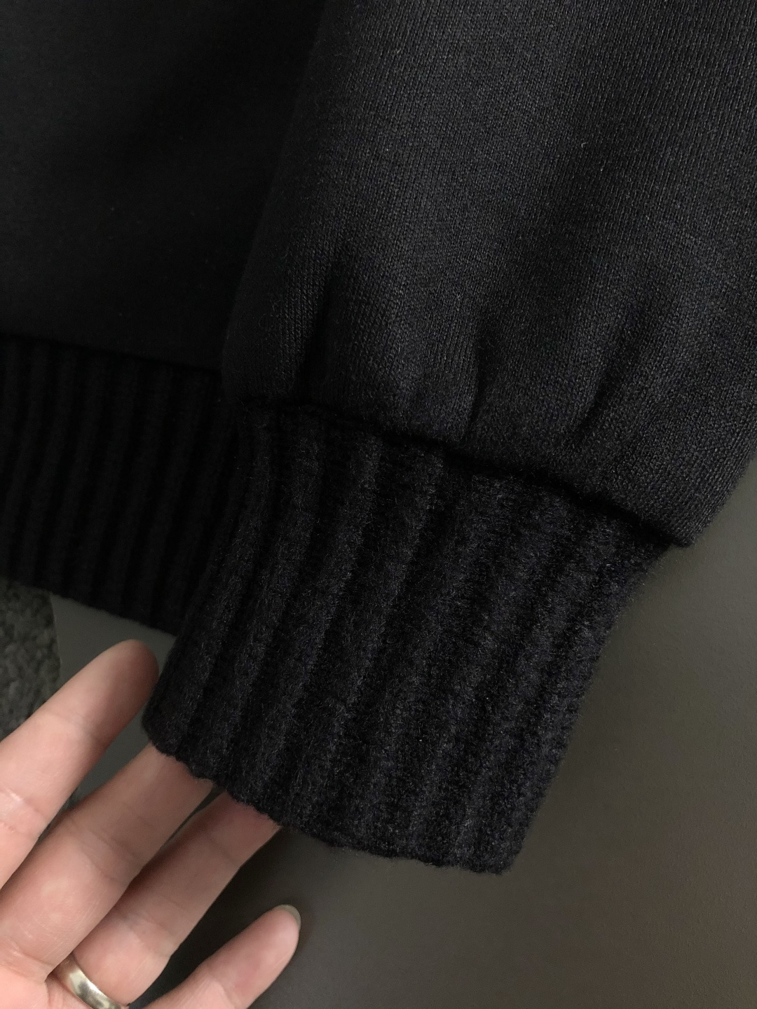 L牌*合身版型M-XXXl2025秋冬潮牌刺绣连帽外套，以经典黑色帆船⛵️刺绣为主调，巧妙融入海洋元素，