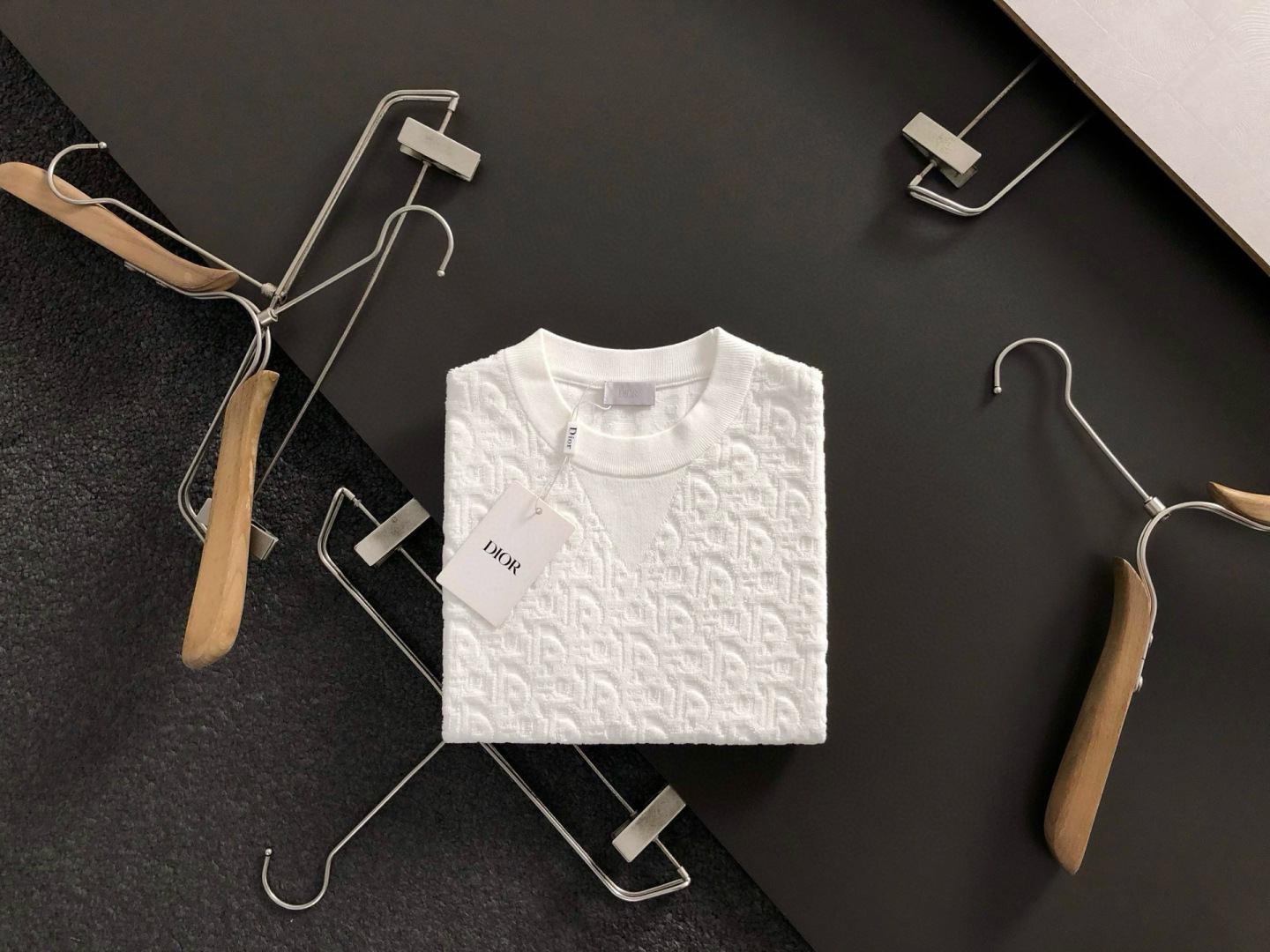 Dir*合身版型M-XXXL2025秋冬立体浮雕满副提花排列款羊毛短袖，精致工艺专柜面料，顶级元素融合打