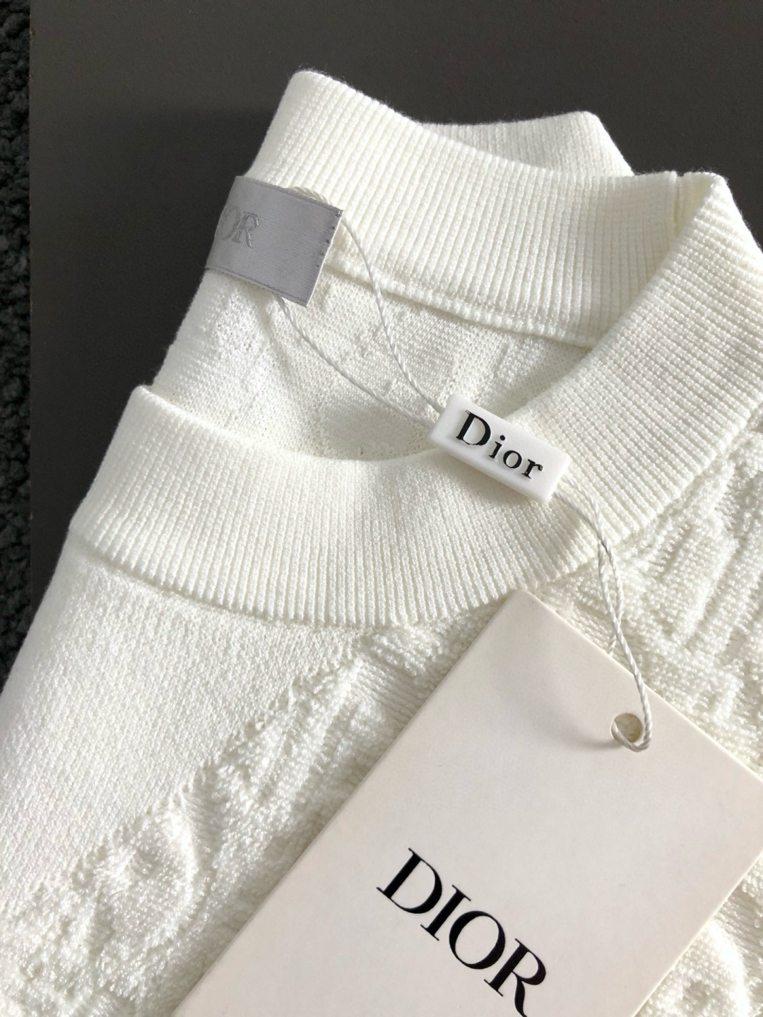 Dir*合身版型M-XXXL2025秋冬立体浮雕满副提花排列款羊毛短袖，精致工艺专柜面料，顶级元素融合打