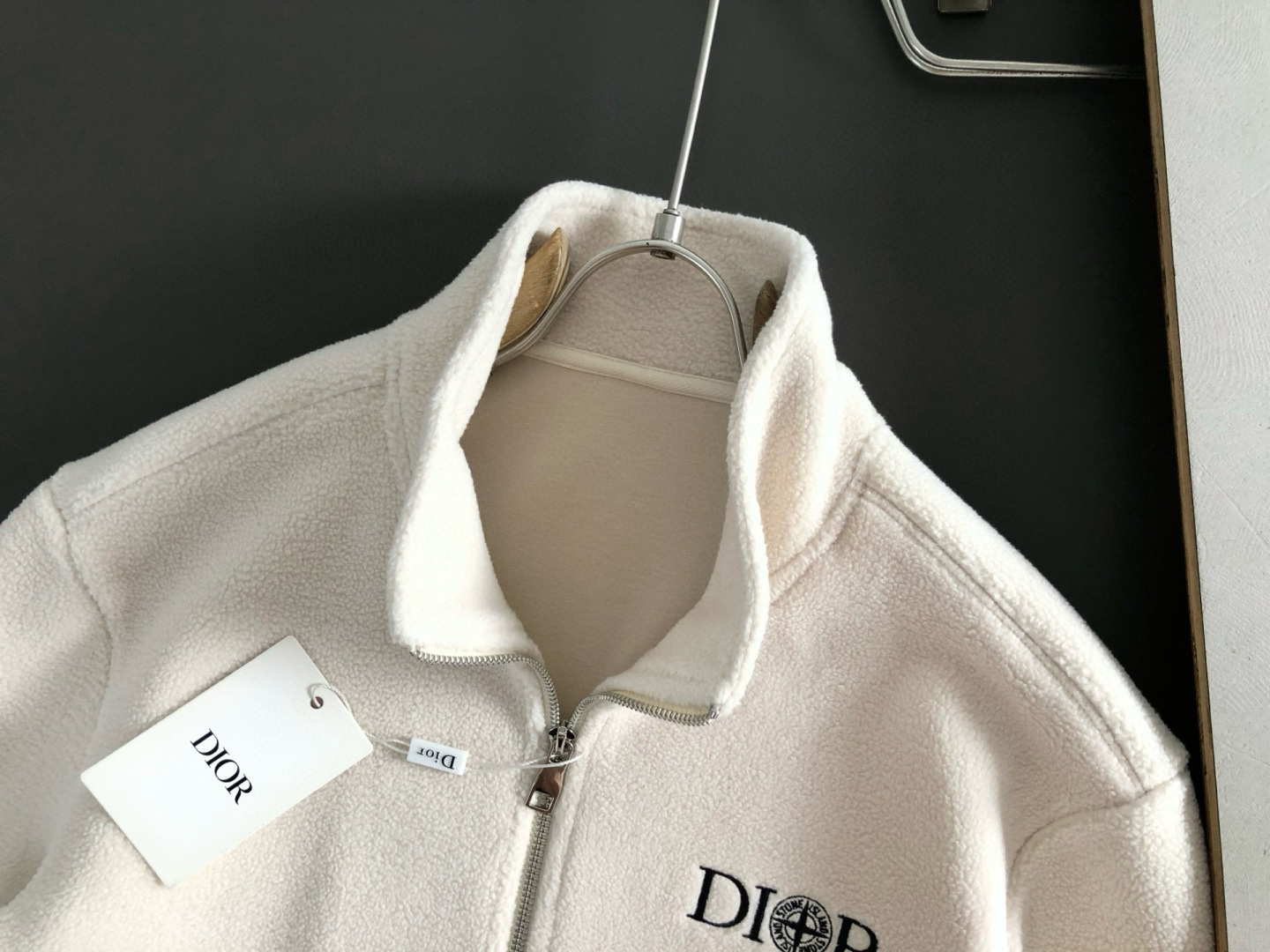 Dir*合身版型m-xxxl25秋冬新款颗拼接皮精仿潮牌刺绣字母拉链拼接立领外套，顶级精纺颗粒绒不起球不