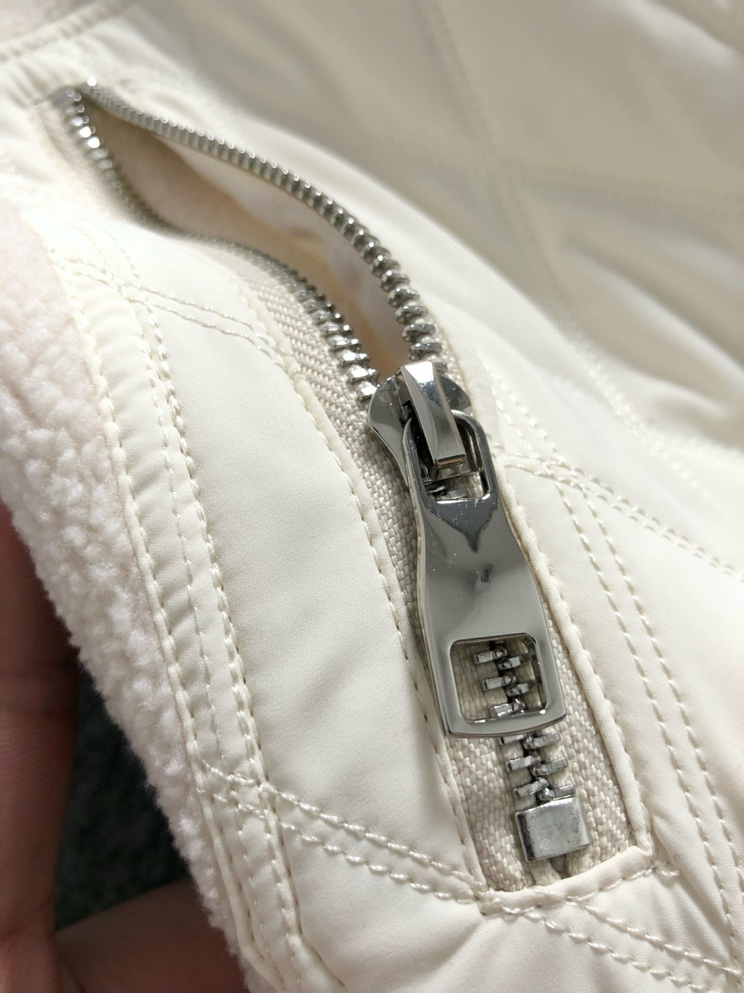 Dir*合身版型m-xxxl25秋冬新款颗拼接皮精仿潮牌刺绣字母拉链拼接立领外套，顶级精纺颗粒绒不起球不