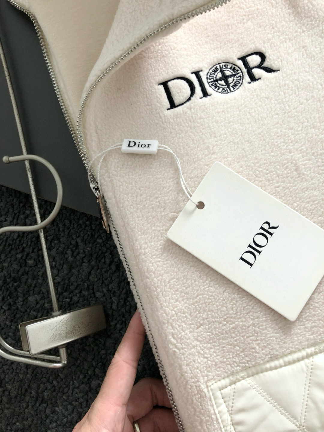 Dir*合身版型m-xxxl25秋冬新款颗拼接皮精仿潮牌刺绣字母拉链拼接立领外套，顶级精纺颗粒绒不起球不