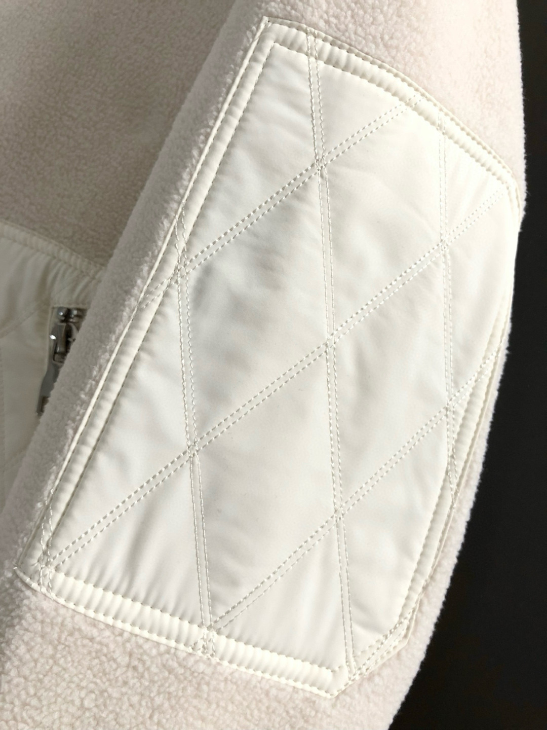 Dir*合身版型m-xxxl25秋冬新款颗拼接皮精仿潮牌刺绣字母拉链拼接立领外套，顶级精纺颗粒绒不起球不