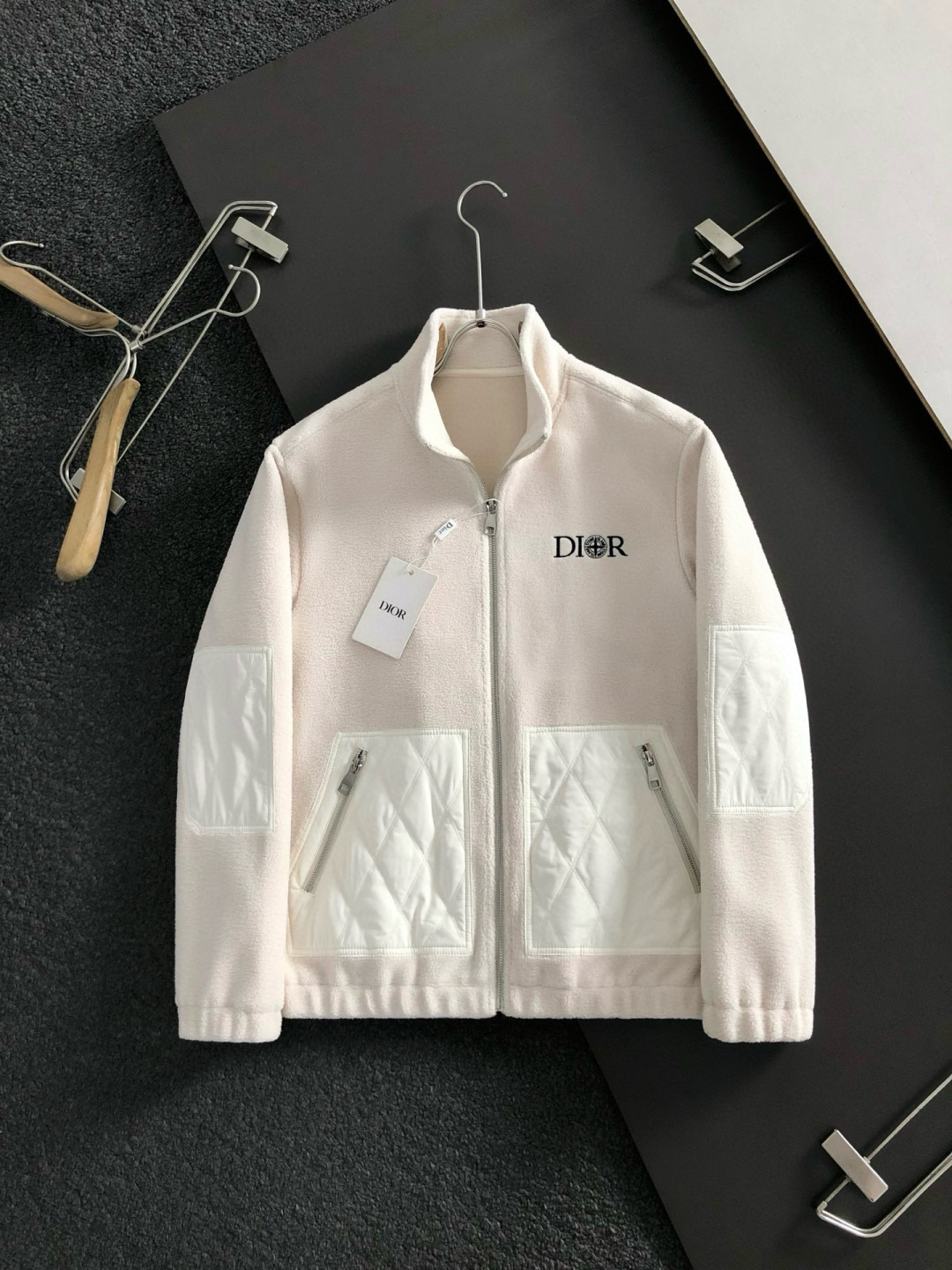 Dir*合身版型m-xxxl25秋冬新款颗拼接皮精仿潮牌刺绣字母拉链拼接立领外套，顶级精纺颗粒绒不起球不