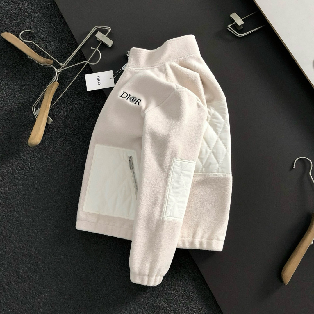 Dir*合身版型m-xxxl25秋冬新款颗拼接皮精仿潮牌刺绣字母拉链拼接立领外套，顶级精纺颗粒绒不起球不