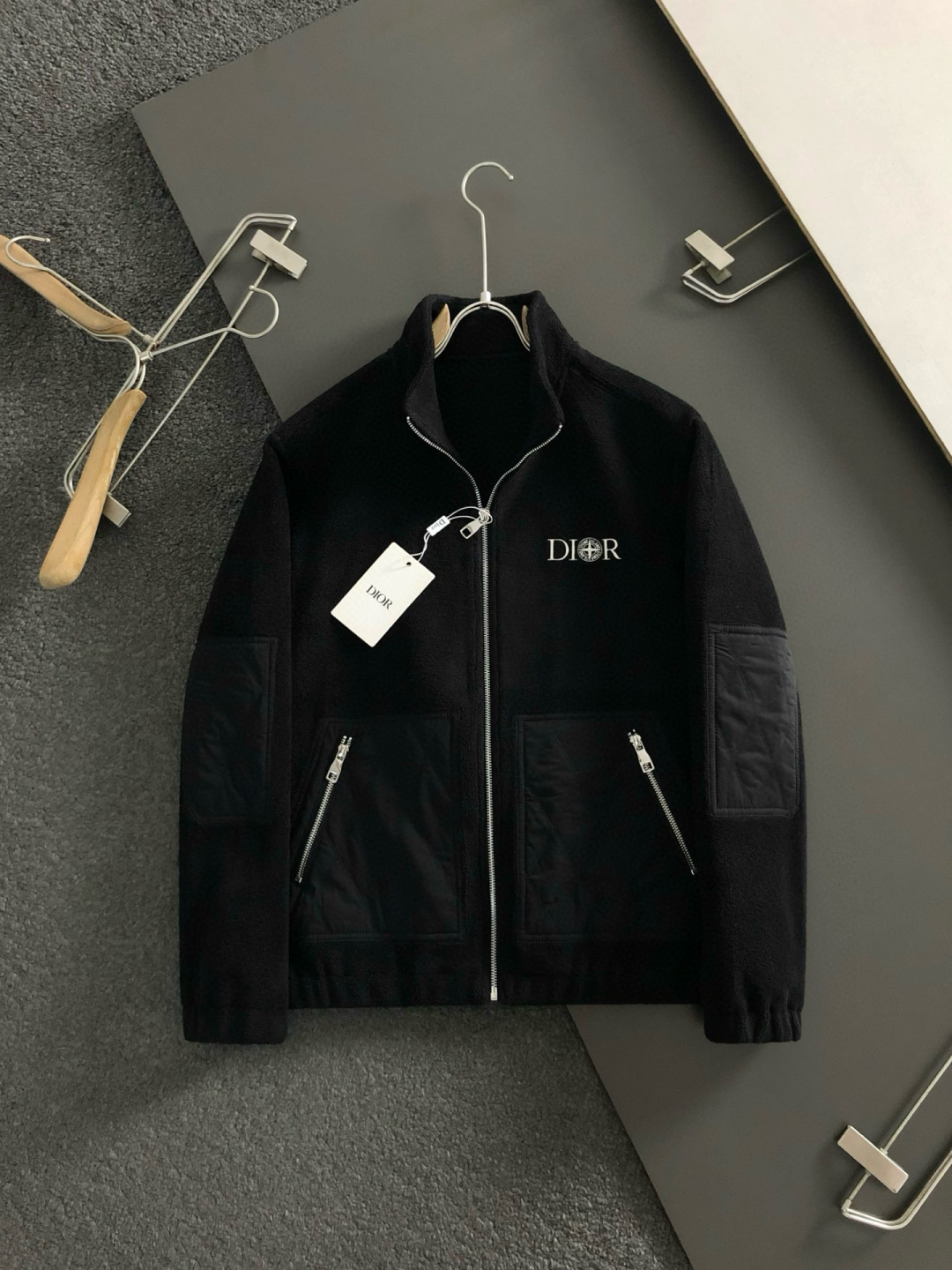 Dir*合身版型m-xxxl25秋冬新款颗拼接皮精仿潮牌刺绣字母拉链拼接立领外套，顶级精纺颗粒绒不起球不