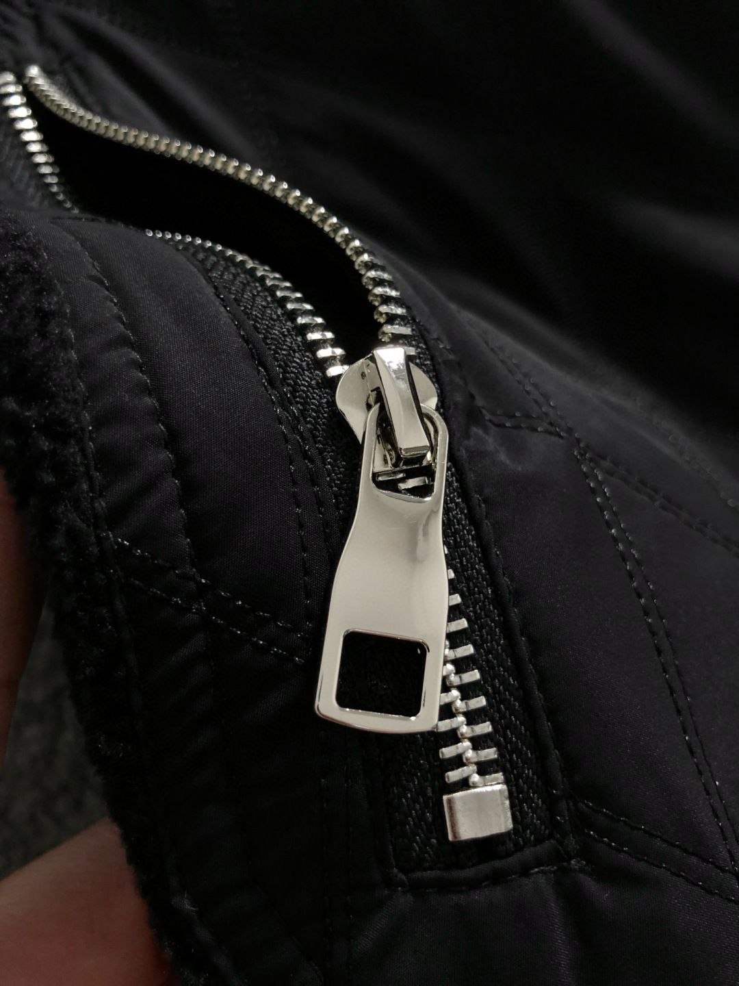 Dir*合身版型m-xxxl25秋冬新款颗拼接皮精仿潮牌刺绣字母拉链拼接立领外套，顶级精纺颗粒绒不起球不