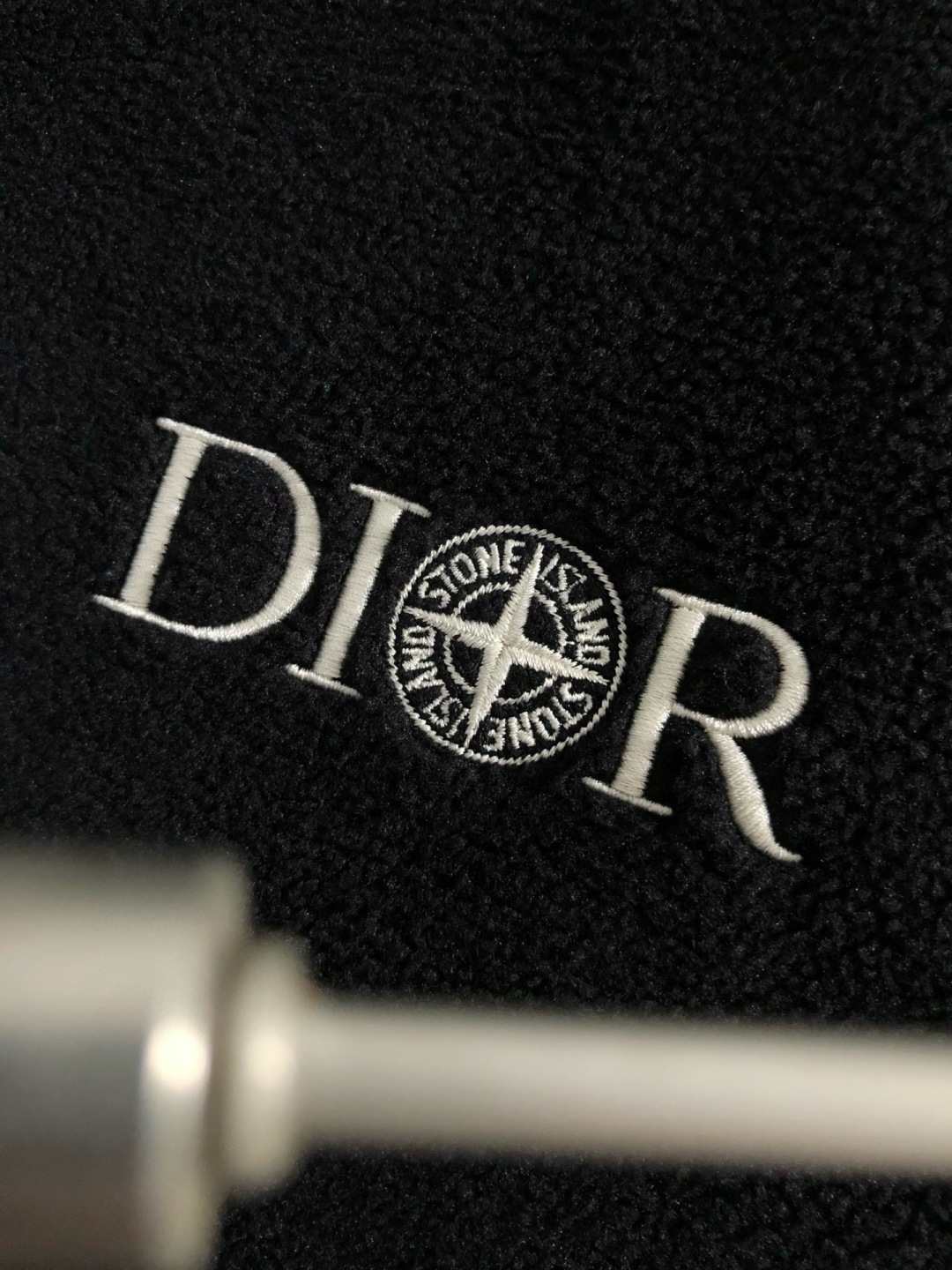 Dir*合身版型m-xxxl25秋冬新款颗拼接皮精仿潮牌刺绣字母拉链拼接立领外套，顶级精纺颗粒绒不起球不