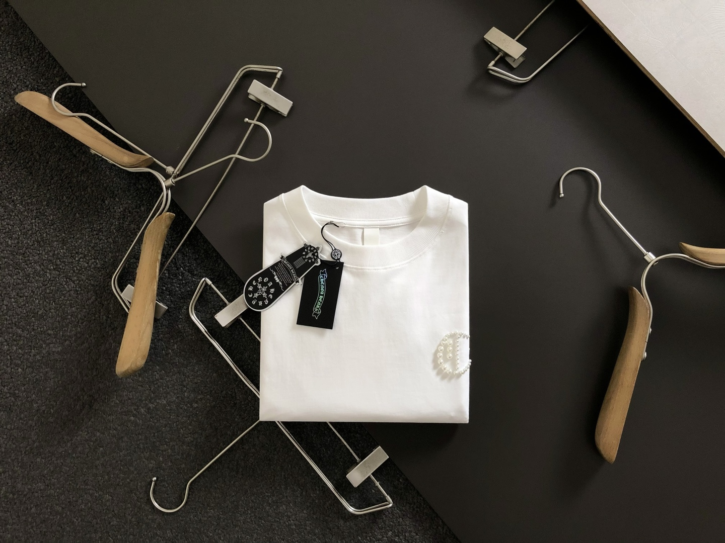 NO:537589,Ch* loose version S-Xl 25 latest Sanskrit Pearl Trendy Brand logo combines high craftsmanship heavy short sleeves, high-end quality counter original single round collar assistance, top-level production craft imported fabrics, unique design of the counter model, using imported high-end customized imported silk thread feels first-class!  Official website for sale!  S-Xl, T-shirt, alexander wang19860909Ch*宽松版型S-Xl 25最新梵文珍珠潮牌logo 融合高工艺重磅短袖,高端品质专柜原单圆领援助,顶级制作工艺进口面料,专柜款独特设计,采用进口高端订制进口丝线手感一流！官网在售！码数S-Xl,,T-shirt,alexander wang,Men's clothing