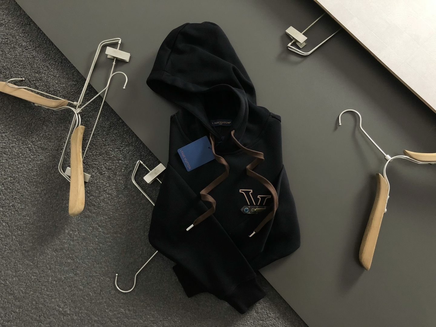 NO:537566,L brand * fitting style M-XXXl 2025 autumn and winter trendy brand hooded sweatshirts are mainly composed of multiple craftsmanship and leather brand embellishments, cleverly incorporate printing elements, breaking the monotony of traditional sweatshirts, showing personality and unruly. Three-dimensional tailoring fits the body, neat and stylish, and easily lengthens the leg lines, creating a casual and free and casual casual style. High-quality fabrics are crisp and wear-resistant, and have breathability and comfort, suitable for daily street or light outdoor scenes. Detailed webbing embellishments add fashionable texture. Whether it is a casual look with T-shirts and jeans or a mix-and-match style, it can be easily controlled. It is an indispensable fashion item in the transition season of autumn and winter. On sale on spot M-XXXL, hoodie, sweatshirts, jeans, tees, t-shirts, hats, alexander wang19860909L牌*合身版型M-XXXl 2025秋冬潮牌连帽卫衣,以多工艺融合皮牌点缀为主调,巧妙融入印花元素,打破传统卫衣的单调感,彰显个性与不羁.立体剪裁贴合身形,设计利落有型,轻松拉长腿部线条,打造随性洒脱的休闲风格.优质面料挺括耐磨,兼具透气性与舒适感,适合日常出街或轻户外场景.细节织带点缀,增添时尚质感,无论是搭配T恤牛仔裤的休闲look,还是叠的混搭风,都能轻松驾驭,是秋冬过渡季不可或缺的时尚单品. 现货发售发售M-XXXL,,hoodie,sweatshirts,jeans,tees，t-shirt,hats,alexander wang,Men's clothing