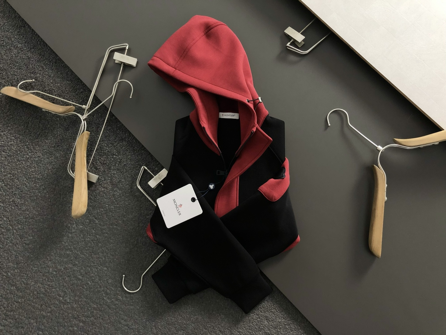 NO:537590,Mon* fitted style M-XXXl 2025 autumn and winter trendy brand Yunru series hooded sweatshirts, mainly with red and black contrasting colors and leather cards embellishment, cleverly incorporates multiple splicing contrasting elements, breaking the monotony of traditional sweatshirts, demonstrating personality and unruly. Three-dimensional tailoring fits the body, neat and stylish, and easily lengthens the leg lines, creating a casual and free and casual casual style. High-quality fabrics are crisp and wear-resistant, and have breathability and comfort, suitable for daily street or light outdoor scenes. Detailed webbing embellishments add fashionable texture. Whether it is a casual look with T-shirts and jeans or a mix-and-match style, it can be easily controlled. It is an indispensable fashion item in the transition season of autumn and winter. On sale on spot, M-XXXL, hoodie, sweatshirts, jeans, tees, t-shirts, hats, alexander  wang19860909Mon*合身版型M-XXXl 2025秋冬潮牌云柔系列连帽卫衣,以红黑撞色融合皮牌点缀为主调,巧妙融入多拼接撞色元素,打破传统卫衣的单调感,彰显个性与不羁.立体剪裁贴合身形,设计利落有型,轻松拉长腿部线条,打造随性洒脱的休闲风格.优质面料挺括耐磨,兼具透气性与舒适感,适合日常出街或轻户外场景.细节织带点缀,增添时尚质感,无论是搭配T恤牛仔裤的休闲look,还是叠的混搭风,都能轻松驾驭,是秋冬过渡季不可或缺的时尚单品. 现货发售发售M-XXXL,,hoodie,sweatshirts,jeans,tees，t-shirt,hats,alexander wang,Men's clothing