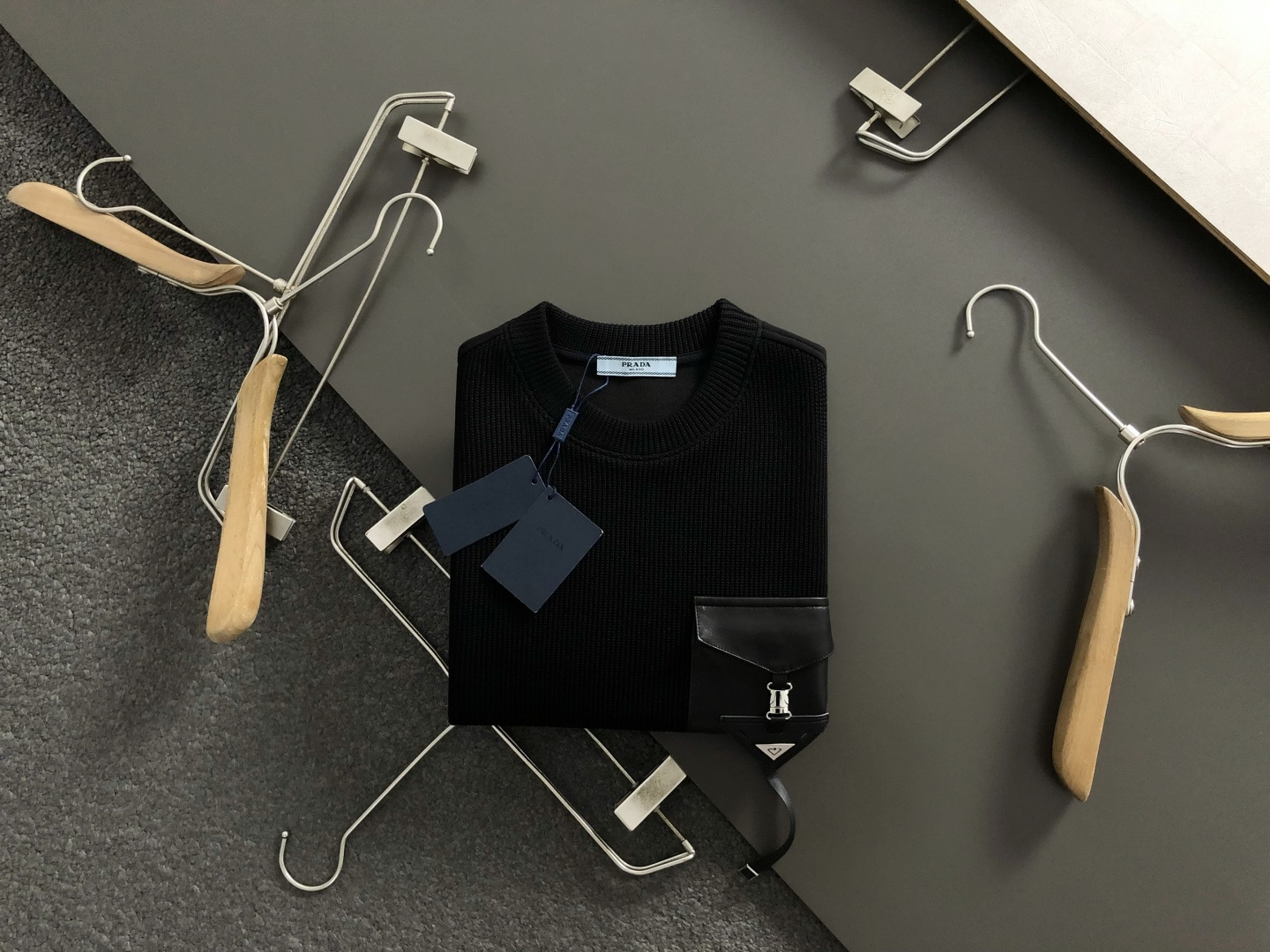 NO:537581,PRAD* fitting style M-XXXl 2025 autumn and winter trendy brand Yunrou real splicing sweatshirt, with classic triangle elements as the main tone, cleverly incorporates metal buckle elements, breaking the monotony of traditional sweatshirts, demonstrating personality and unruly. Three-dimensional tailoring fits the body, neat and stylish, easily lengthens the leg lines, creating a casual and free and casual casual style. High-quality fabrics are crisp and wear-resistant, both breathable and comfortable, suitable for daily street or light outdoor scenes. Detailed webbing embellishments add fashionable texture. Whether it is a casual look with T-shirts and jeans or a mix-and-match style, it can be easily controlled. It is an indispensable fashion item in the transition season of autumn and winter. On sale on sale M-XXXL, prada, hoodie, sweatshirts, jeans, tees, t-shirt, alexander wang19860909PRAD*合身版型M-XXXl 2025秋冬潮牌云柔真实拼接卫衣,以经典三角元素融点缀为主调,巧妙融入金属扣元素,打破传统卫衣的单调感,彰显个性与不羁.立体剪裁贴合身形,设计利落有型,轻松拉长腿部线条,打造随性洒脱的休闲风格.优质面料挺括耐磨,兼具透气性与舒适感,适合日常出街或轻户外场景.细节织带点缀,增添时尚质感,无论是搭配T恤牛仔裤的休闲look,还是叠的混搭风,都能轻松驾驭,是秋冬过渡季不可或缺的时尚单品. 现货发售发售M-XXXL,,prada,hoodie,sweatshirts,jeans,tees，t-shirt,alexander wang,Men's clothing