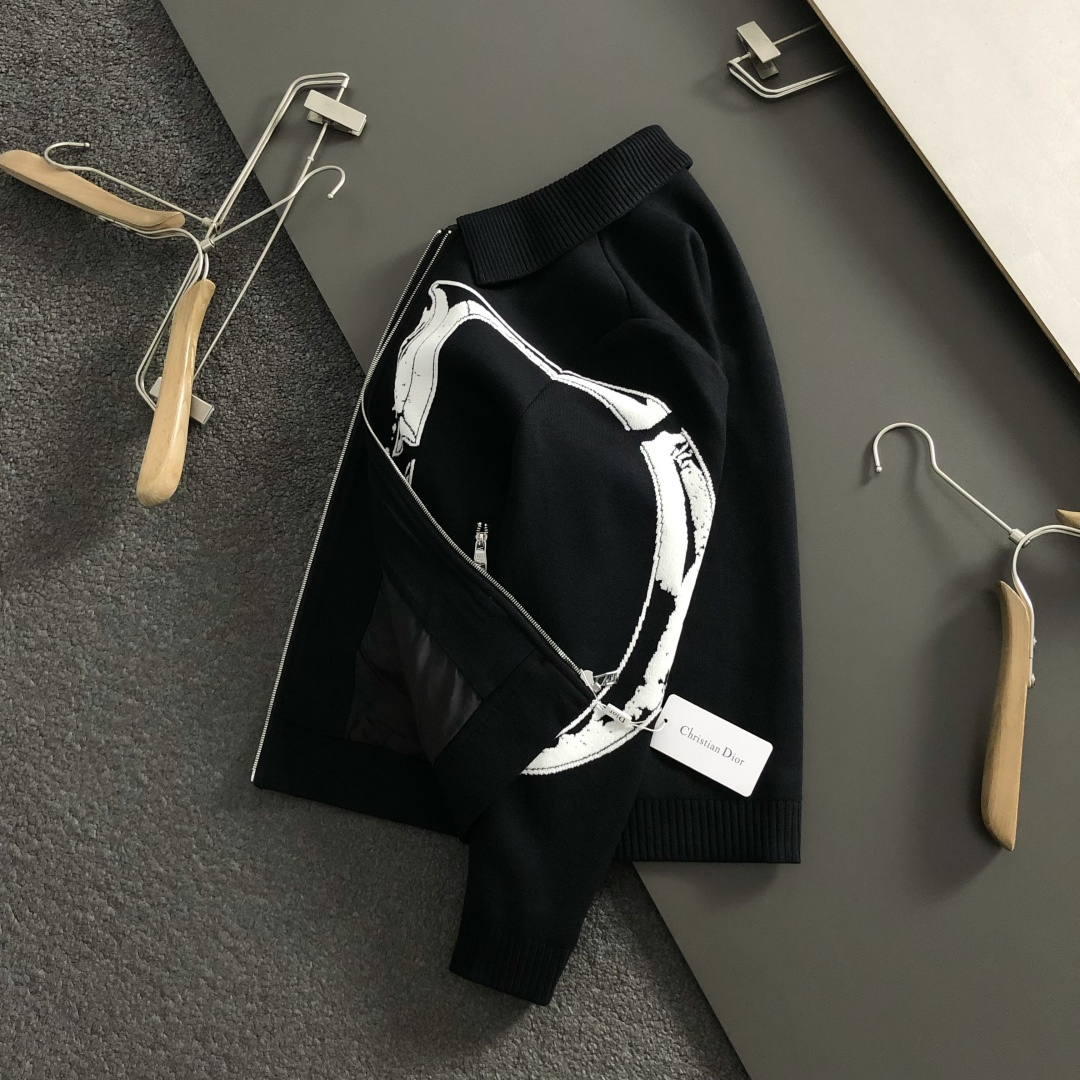 NO:537578,Dir* fitting style M-XXXl 2025 autumn and winter trendy brand wool jacquard jacket, with classic CD elements as the main tone, clever counter hardware elements, break the monotony of the traditional jacket, and demonstrate personality and unruly. Three-dimensional tailoring fits the body, neat and stylish, easily lengthens the leg lines, creating a casual and free and casual casual style. High-quality fabrics are crisp and wear-resistant, and have breathability and comfort, suitable for daily street or light outdoor scenes. Detailed webbing embellishments add fashionable texture. Whether it is a casual look with T-shirts and jeans or a mix-and-match style, it can be easily controlled. It is an indispensable fashion item in the transition season of autumn and winter. On sale on sale M-XXXL, jeans, jackets & coats,tees, t-shirt, alexander wang19860909Dir*合身版型M-XXXl 2025秋冬潮牌羊毛提花外套,以经典CD大元素融点缀为主调,巧妙专柜五金元素,打破传统外套的单调感,彰显个性与不羁.立体剪裁贴合身形,设计利落有型,轻松拉长腿部线条,打造随性洒脱的休闲风格.优质面料挺括耐磨,兼具透气性与舒适感,适合日常出街或轻户外场景.细节织带点缀,增添时尚质感,无论是搭配T恤牛仔裤的休闲look,还是叠的混搭风,都能轻松驾驭,是秋冬过渡季不可或缺的时尚单品. 现货发售发售M-XXXL,,jeans,jackets & coats,tees，t-shirt,alexander wang,Men's clothing