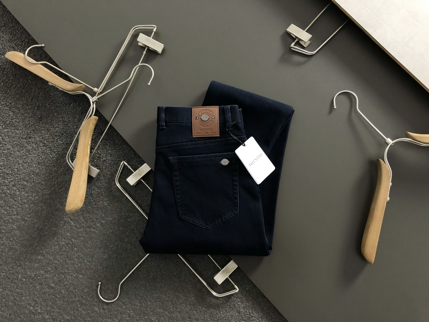 NO:537584,Vitn* fit style M- XXXXL 2025 new navy blue washing splicing leather craft printed letters fusion imported straight-leg trendy brand jeans, top-grade washing fabric creates leather brand fusion slim jeans, auxiliary materials original versatile letter logo decorative l top-grade jeans, micro-elastic imported washing fabric soft and elastic, the latest popular embroidery pattern M(30), jeans, alexander wang19860909Vitn*合身版型M- XXXXL 2025新款藏蓝色水洗拼接皮工艺印花字母融合进口直筒潮牌牛仔裤,顶级水洗面料打造皮牌融合修身牛仔裤,辅料原版百搭字母logo装饰l顶级牛仔裤 微弹进口洗水 面料柔软带弹力,最新流行款刺绣图案 M(30),,jeans,alexander wang,Men's clothing