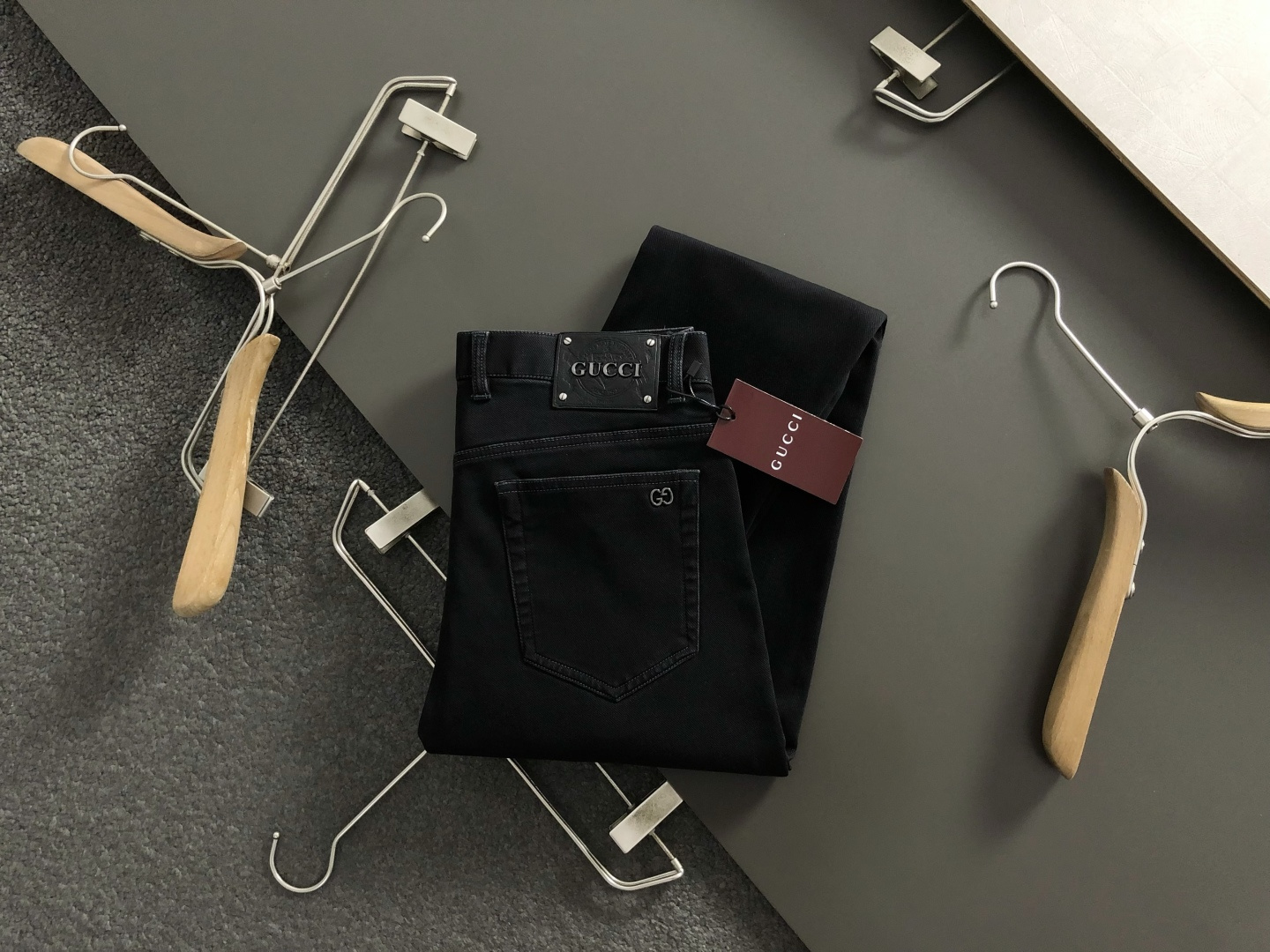 NO:537572,Gucc* fit style M- XXXXL 2025 new black washing spliced ​​leather brand craft metal double G letter fusion imported straight trendy brand jeans, top-grade washing fabric creates leather brand fusion slim jeans, auxiliary materials original versatile letter logo decorative l top-grade jeans, micro-elastic imported washing fabric soft and elastic, latest popular embroidery pattern M(30),,gucci,jeans,alexander wang19860909Gucc*合身版型M- XXXXL 2025新款黑色水洗拼接皮牌工艺金属双G字母融合进口直筒潮牌牛仔裤,顶级水洗面料打造皮牌融合修身牛仔裤,辅料原版百搭字母logo装饰l顶级牛仔裤 微弹进口洗水 面料柔软带弹力,最新流行款刺绣图案 M(30),,gucci,jeans,alexander wang,Men's clothing