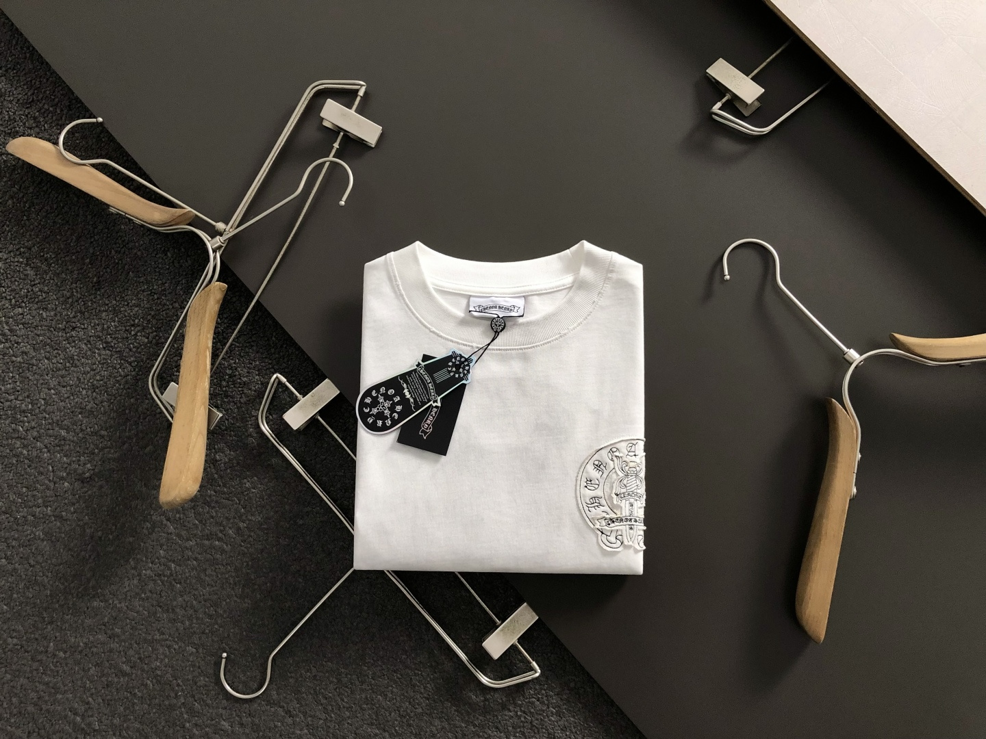 NO:537575,Ch* fit style S-Xl 25 Autumn and Winter Cross Sanskrit Embroidery Craft Heavy Industry Trendy Brand Sweatshirts, exquisite craftsmanship counter fabrics, top-level elements fusion creation, complete 3 standards, trendy men's fashion, whether it is the comfort of the upper body or the incomparable existence, it can be said to be a must-have for summer 170-135(s)175-150(M) 178-(L)180-170(XL) 180-180(XXL),,hoodie,sweatshirts,alexander wang19860909Ch*合身版型S-Xl 25秋冬十字梵文贴布刺绣工艺重工潮牌卫衣,精致工艺专柜面料,顶级元素融合打造,3标齐全,潮男时尚,无论是上身舒适度还是都是无可比拟的存在,可以说是夏日必备 170-135(s)175-150(M) 178-(L)180-170(XL) 180-180(XXL),,hoodie,sweatshirts,alexander wang,Men's clothing