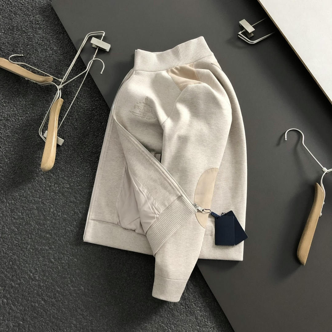 NO:540154,PRAD* fitting style M-XXXl Autumn and winter trendy brand spliced ​​fabric stand-alone wool jacket, with color patch design as the main tone, clever contrasting elements, breaking the monotony of the traditional jacket, showing personality and unruly. Three-dimensional tailoring fits the body, neat and stylish, counter hardware creates an overall style, easily lengthens the leg lines, creating a casual and free and casual casual style. High-quality fabric is crisp and wear-resistant, and has a warm and comfortable feeling, suitable for daily street or light outdoor scenes. Detailed webbing embellishments add fashionable texture. Whether it is a casual look with T-shirts and jeans or a mix-and-match style, it can be easily controlled. It is an indispensable fashion item in the transition season of autumn and winter. On-site sale M-XXXL,, prada, jeans, jackets & coats,tees, t-shirt, alexander wang19860909PRAD*合身版型M-XXXl 秋冬潮牌拼接面料立领羊毛外套,以拼色补丁设计为主调,巧妙撞色元素,打破传统外套的单调感,彰显个性与不羁.立体剪裁贴合身形,设计利落有型,专柜五金打造整体版型,轻松拉长腿部线条,打造随性洒脱的休闲风格.优质面料挺括耐磨,兼具保暖性与舒适感,适合日常出街或轻户外场景.细节织带点缀,增添时尚质感,无论是搭配T恤牛仔裤的休闲look,还是叠的混搭风,都能轻松驾驭,是秋冬过渡季不可或缺的时尚单品. 现货发售发售M-XXXL,,prada,jeans,jackets & coats,tees，t-shirt,alexander wang,Men's clothing