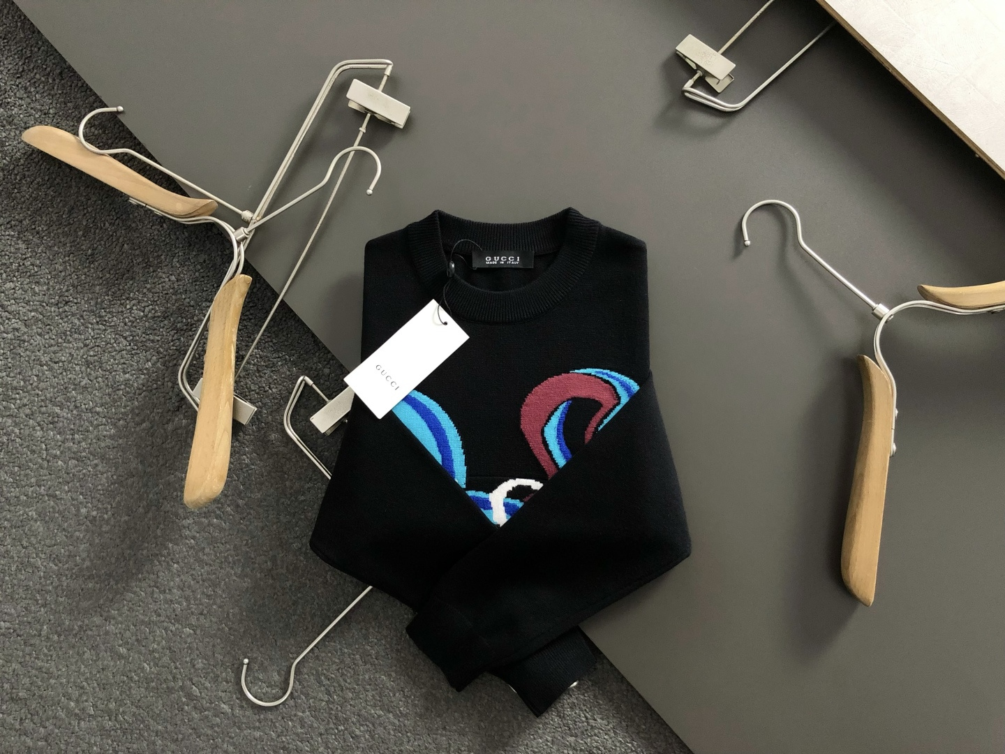 NO:537604,Dir* fitting style M-XXXL 2025 autumn and winter new gradient snake year jacquard round neck knitted cardigan sweater, exquisite craftsmanship counter fabric, top-level elements fusion, complete 3 standards, trendy men's fashion, whether it is the comfort of the upper body or the incomparable existence 170-135(M) 175-150(L) 178-160(XL) 180-170(XXL) 180-180(XXXL) your,,alexander wang19860909Dir*合身版型M-XXXL 2025秋冬红色新款渐变蛇年提花圆领针织羊毛衫,精致工艺专柜面料,顶级元素融合打造,3标齐全,潮男时尚,无论是上身舒适度还是都是无可比拟的存在 170-135(M) 175-150(L) 178-160(XL)180-170(XXL) 180-180(XXXL) your,,alexander wang,Men's clothing