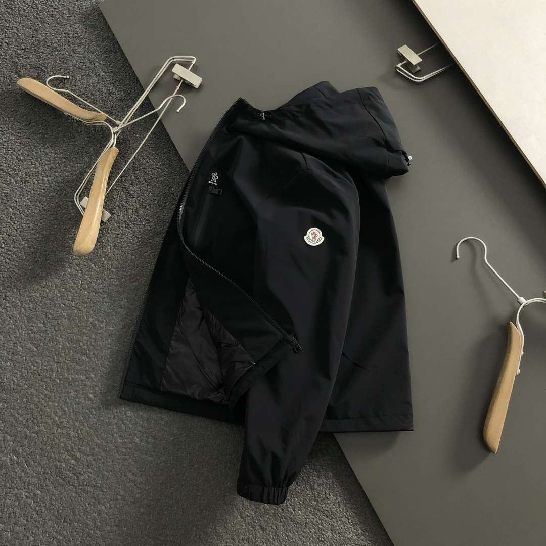 NO:537596,Mon* fitting style M-XXXL 25 top-grade black simple versatile hooded thin cotton jacket, trendy casual hooded jacket, versatile simple and meticulous craftsman hardware fabric, classic elements fusion, classic short sleeve 3 specifications, trendy men's fashion, whether it is the comfort of the upper body or the incomparable existence 170-135(M) 175-150(L) 178-160 (XL) 178-170(XXL) 180-185(XXXL),,jackets & coats,jackets & coats,T-shirt,hats,alexander wang19860909mon*合身版型M-XXXL 25顶级黑色简约款百搭连帽薄棉夹克,潮流休闲连帽外套,百搭简约款细致工艺专柜五金面料,经典元素融合打造,经典短袖3标齐全,潮男时尚,无论是上身舒适度还是都是无可比拟的存在 170-135(M) 175-150(L) 178-160 (XL)178-170(XXL) 180-185(XXXL),,jackets & coats,jackets & coats,T-shirt,hats,alexander wang,Men's clothing