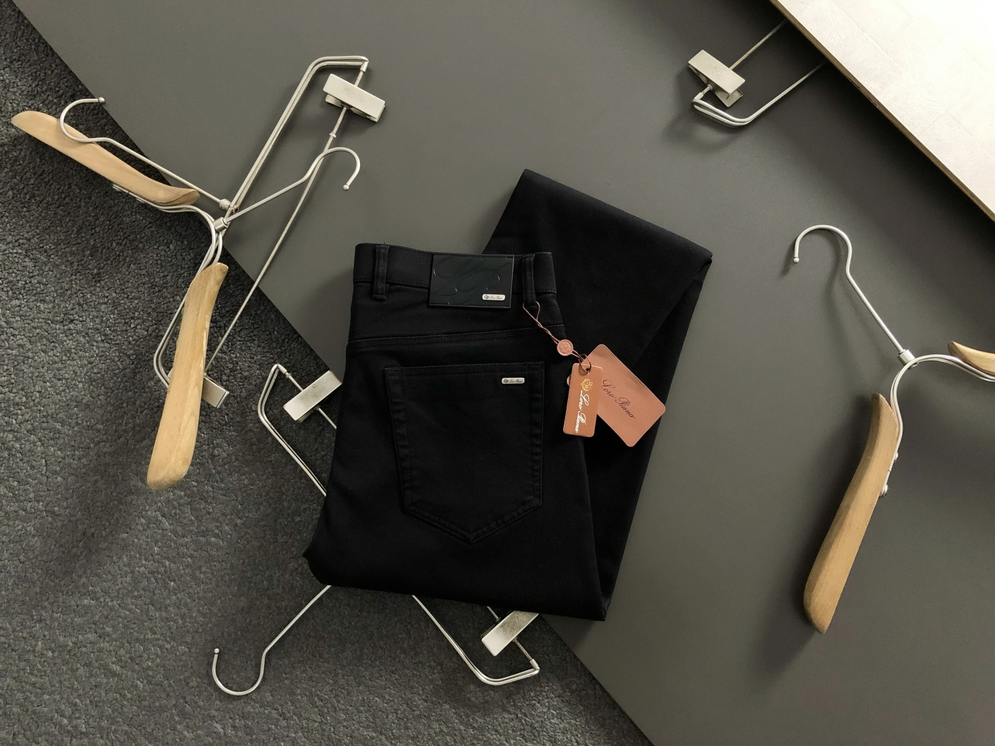 NO:539404,Lp* fitting style M-XXXXl 2025 autumn and winter classic black casual pants, with classic black as the main tone, incorporated with the iron plate pairing auxiliary elements of the counter, breaking the monotony, showing the sense of business, three-dimensional tailoring to fit the body, neat and stylish, creating a casual and free and casual style. High-quality fabrics are crisp and wear-resistant, and have breathability and comfort, suitable for daily street appearance or light outdoor scenes. Detailed webbing embellishments are indispensable fashion items in the transition season of autumn and winter. On-site sale M(30), loro piano, alexander wang19860909Lp*合身版型M-XXXXl 2025秋冬经典黑色休闲裤,以经典黑色为主调,融入专柜铁牌对版辅料元素,打破单调感,彰显商务感,立体剪裁贴合身形,设计利落有型,打造随性洒脱的休闲风格.优质面料挺括耐磨,兼具透气性与舒适感,适合日常出街或轻户外场景.细节织带点缀,是秋冬过渡季不可或缺的时尚单品. 现货发售发售M(30),,loro piana,alexander wang,Men's clothing