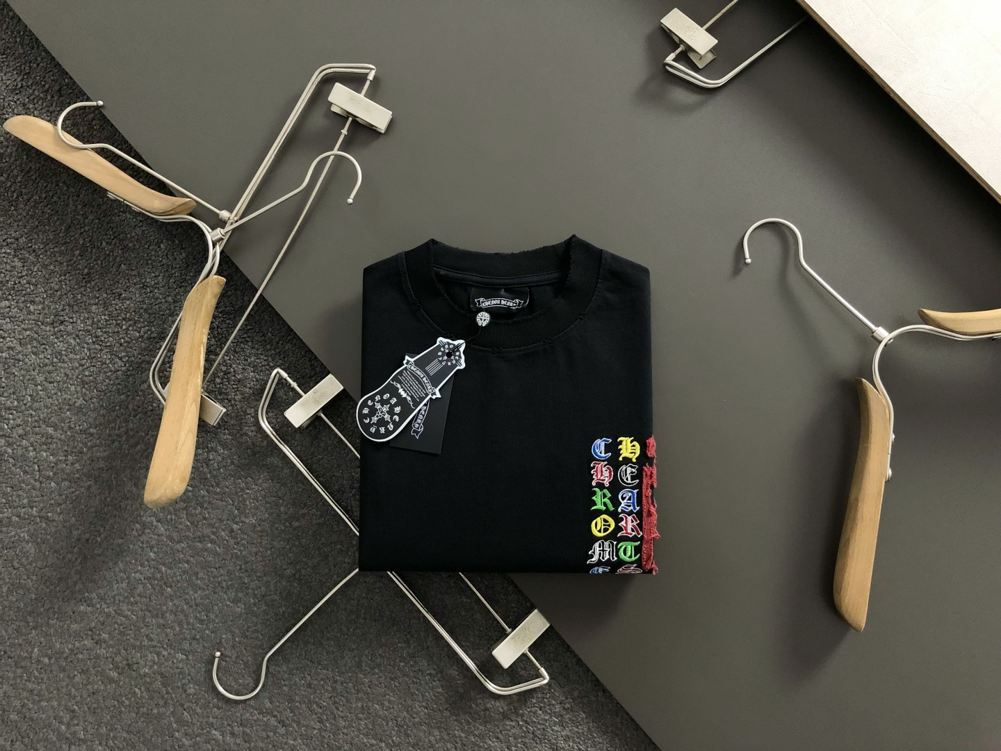 NO:537602,Ch* fit style S-Xl 25 Autumn and Winter Cross Color Sanskrit Appliance Embroidery Craft Heavy Industry Trendy Brand Sweatshirts, exquisite craftsmanship counter fabric, top-level elements fusion, complete 3 standards, trendy men's fashion, whether it is the comfort of the upper body or the incomparable existence, it can be said to be a must-have for summer 170-135(s)175-(M) 178-160(L)180-170(XL) 180-180(XXL),,hoodie,sweatshirts,alexander wang19860909Ch*合身版型S-Xl 25秋冬十字彩色梵文贴布刺绣工艺重工潮牌卫衣,精致工艺专柜面料,顶级元素融合打造,3标齐全,潮男时尚,无论是上身舒适度还是都是无可比拟的存在,可以说是夏日必备 170-135(s)175-(M) 178-160(L)180-170(XL) 180-180(XXL),,hoodie,sweatshirts,alexander wang,Men's clothing