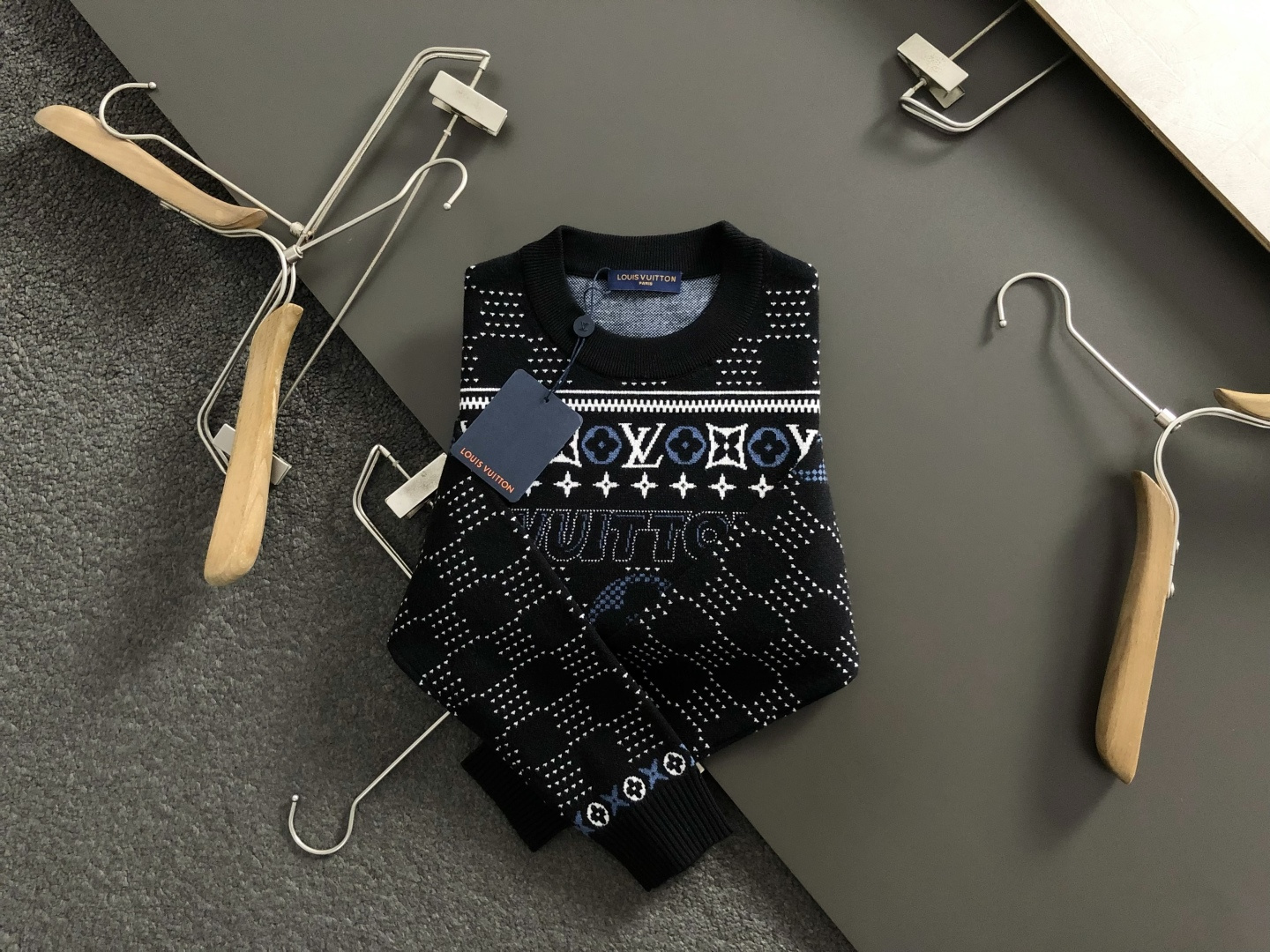 NO:539408,L brand* fitting M-XXXL autumn and winter full jacquard plaid letter round neck knitted cardigan sweater, exquisite craftsmanship counter fabric, top-level elements fusion, complete 3 standards, fashionable men's fashion, whether it is the comfort of the upper body or the incomparable existence 170-135(M) 175-150(L) 178-160(XL) 180-170(XXL) 180-180(XXXL) your,,alexander wang19860909L牌*合身版型M-XXXL 秋冬满幅提花格子字母圆领针织羊毛衫,精致工艺专柜面料,顶级元素融合打造,3标齐全,潮男时尚,无论是上身舒适度还是都是无可比拟的存在 170-135(M) 175-150(L) 178-160(XL)180-170(XXL) 180-180(XXXL) your,,alexander wang,Men's clothing