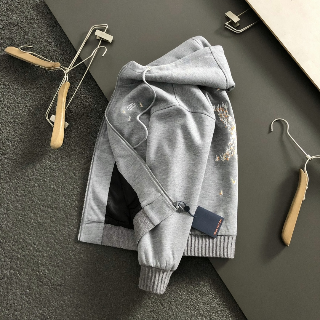 NO:539406,L brand * fitting style M-XXXl 2025 autumn and winter trendy brand embroidered hooded jacket, with classic black sailboat embroidery as the main tone, cleverly incorporates marine elements, breaking the monotony of the traditional jacket, showing personality and unruly. Three-dimensional tailoring fits the body, neat and stylish, counter hardware creates an overall style, easily lengthens the leg lines, creating a casual and free and casual casual style. High-quality fabrics are crisp and wear-resistant, and have a warm and comfortable feeling, suitable for daily street or light outdoor scenes. Detailed webbing embellishments add fashionable texture. Whether it is a casual look with T-shirts and jeans or a mix-and-match style, it can be easily controlled. It is an indispensable fashion item in the transition season of autumn and winter. On sale on spot M-XXXL, jeans, jackets & coats,tees, t-shirt, hats, alexander  wang19860909L牌*合身版型M-XXXl 2025秋冬潮牌刺绣连帽外套,以经典黑色帆船刺绣为主调,巧妙融入海洋元素,打破传统外套的单调感,彰显个性与不羁.立体剪裁贴合身形,设计利落有型,专柜五金打造整体版型,轻松拉长腿部线条,打造随性洒脱的休闲风格.优质面料挺括耐磨,兼具保暖性与舒适感,适合日常出街或轻户外场景.细节织带点缀,增添时尚质感,无论是搭配T恤牛仔裤的休闲look,还是叠的混搭风,都能轻松驾驭,是秋冬过渡季不可或缺的时尚单品. 现货发售发售M-XXXL,,jeans,jackets & coats,tees，t-shirt,hats,alexander wang,Men's clothing