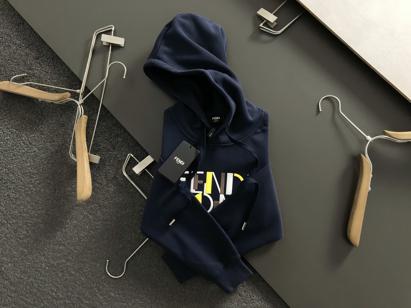 NO:537598,FEN* fitting style M-XXXl 2025 autumn and winter trendy brand hooded sweatshirts are mainly designed with classic color arrangement and printing. The clever printing elements break the monotony of traditional sweatshirts and show personality and unruly. The three-dimensional tailoring fits the body, the design is neat and stylish, and the legs are easily lengthened, creating a casual and free and casual casual style. The high-quality fabric is crisp and wear-resistant, with breathability and comfort, suitable for daily street or light outdoor scenes. Detailed webbing embellishments add fashionable texture. Whether it is a casual look with T-shirts and jeans or a mix-and-match style, it can be easily controlled. It is an indispensable fashion item in the transition season of autumn and winter. On sale on spot, M-XXXL, fendi, hoodie, sweatshirts, jeans, tees, t-shirts, hats, alexander wang19860909FEN*合身版型M-XXXl 2025秋冬潮牌连帽卫衣,以经典彩色排列印花为主调,巧妙印花元素,打破传统卫衣的单调感,彰显个性与不羁.立体剪裁贴合身形,设计利落有型,轻松拉长腿部线条,打造随性洒脱的休闲风格.优质面料挺括耐磨,兼具透气性与舒适感,适合日常出街或轻户外场景.细节织带点缀,增添时尚质感,无论是搭配T恤牛仔裤的休闲look,还是叠的混搭风,都能轻松驾驭,是秋冬过渡季不可或缺的时尚单品. 现货发售发售M-XXXL,,fendi,hoodie,sweatshirts,jeans,tees，t-shirt,hats,alexander wang,Men's clothing