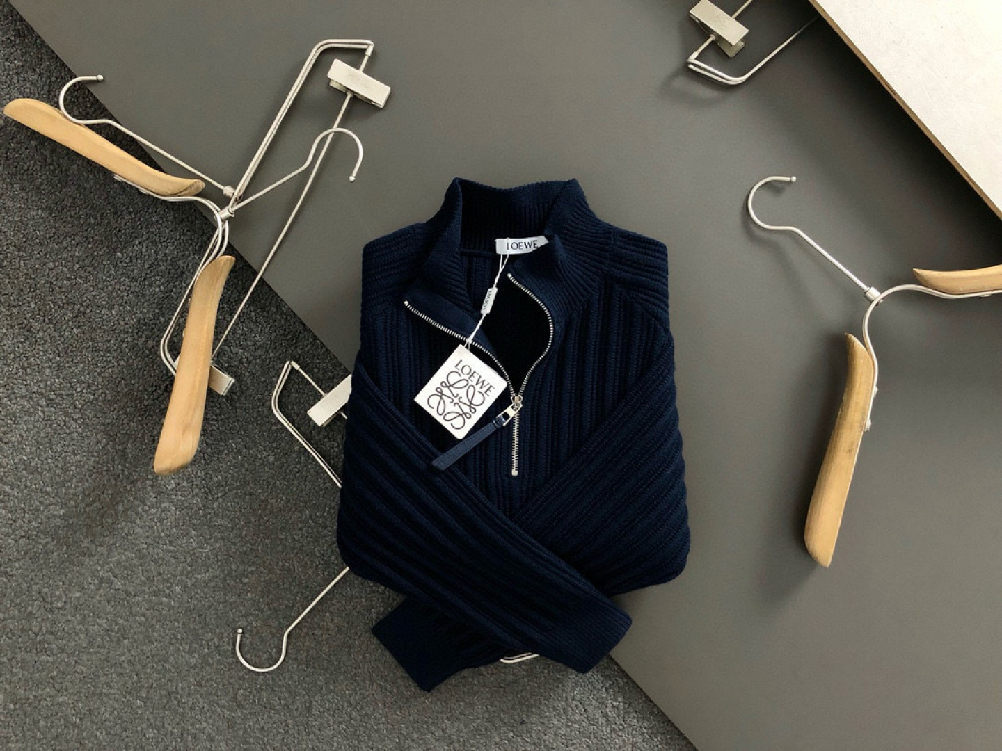 NO:537600,Low* fitting M-XXXL 2025 autumn and winter new blue thick needle dark striped zipper stand collar zipper cardigan, back leather brand fusion with exquisite craftsmanship counter fabric, top-level elements fusion, classic short-sleeved 3-standard, trendy men's fashion, whether it is the comfort of the upper body or the incomparable existence 170-135(M) 175-150(L) 178-160(XL) 180-170(XXL) 180-180(XXXL), T-shirt,alexander wang19860909Low*合身版型M-XXXL 2025秋冬新款蓝色粗针暗条纹拉链立领拉链羊毛衫,后幅皮牌融合精致工艺专柜面料,顶级元素融合打造,经典短袖3标齐全,潮男时尚,无论是上身舒适度还是都是无可比拟的存在 170-135(M) 175-150(L) 178-160(XL)180-170(XXL) 180-180(XXXL),,T-shirt,alexander wang,Men's clothing