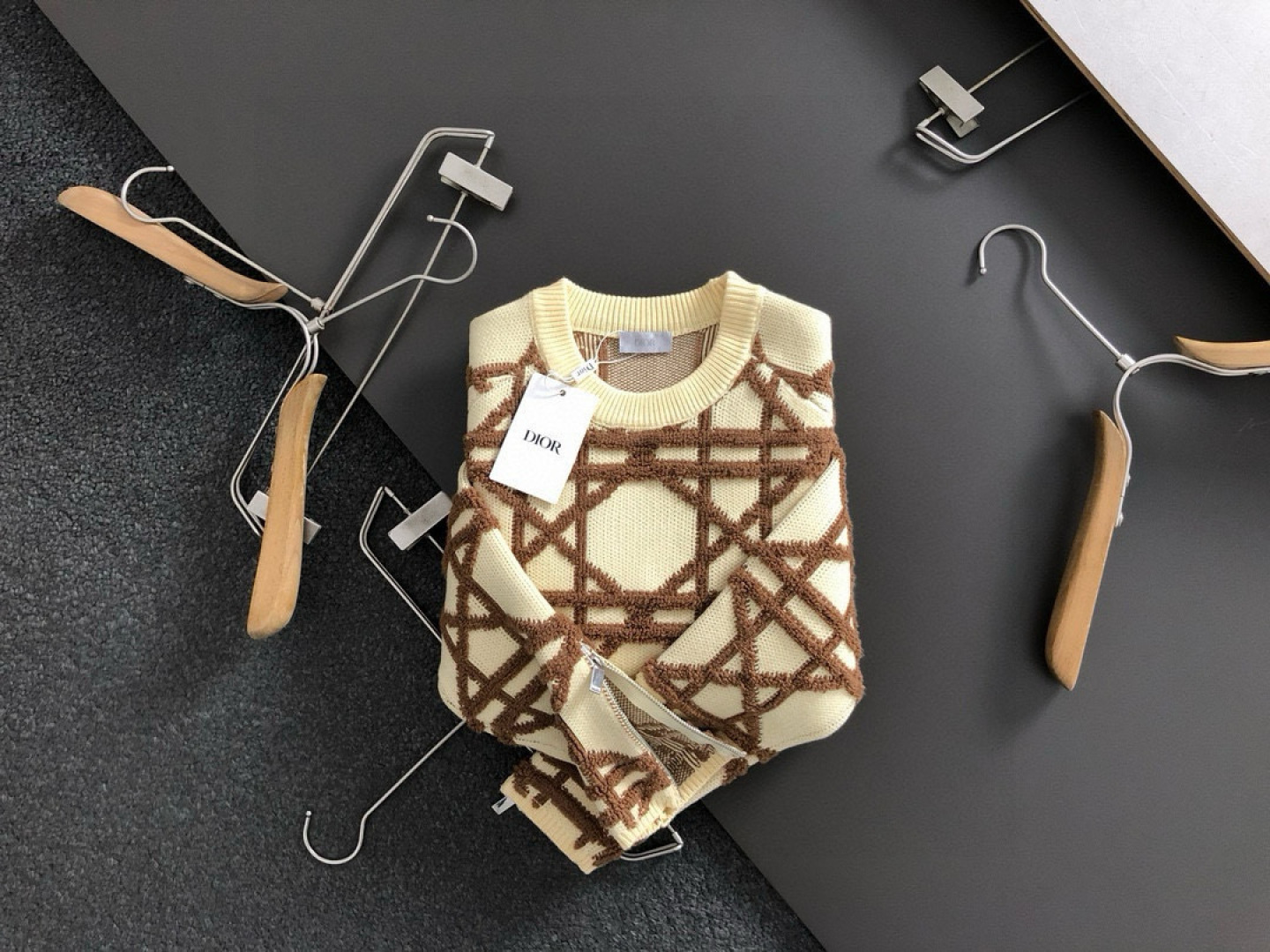 NO:539410,Dir** fit style M-XXXL 2025 autumn and winter new simple and versatile style full-frame arrangement three-dimensional relief lattice thread embroidered round neck sleeve zipper fusion wool short sleeves, exquisite craftsmanship counter fabric, top-level elements fusion creation, classic short sleeve 3 standards complete, trendy men's fashion, whether it is the comfort of the upper body or the incomparable existence 170-135(M) 175-150(L) 178-160(XL) 180-170(XXL) 180-180(XXXL),,T-shirt,alexander wang19860909Dir**合身版型M-XXXL 2025秋冬双色新款简约百搭款满幅排列立体浮雕格子线绣圆领袖口拉链融合羊毛短袖,精致工艺专柜面料,顶级元素融合打造,经典短袖3标齐全,潮男时尚,无论是上身舒适度还是都是无可比拟的存在 170-135(M) 175-150(L) 178-160(XL)180-170(XXL) 180-180(XXXL),,T-shirt,alexander wang,Men's clothing