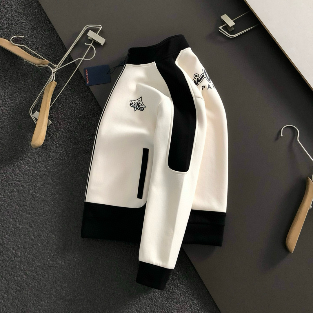 NO:541414,L brand* fitting M-XXXL 2025 autumn and winter cloud black rice color-blocking misplaced letter embroidery stand collar jacket, back patch embroidery fusion, exquisite craftsmanship counter fabric, top-level elements fusion creation, 3 standards, trendy men's fashion, whether it is the comfort of the upper body or the incomparable existence 170-135(M) 175-150(L) 178-160(XL) 180-170(XXL) 180-180(XXXL) your,,jackets & coats,alexander wang19860909L牌*合身版型M-XXXL 2025秋冬云黑米拼色错位字母刺绣立领外套,后幅贴布绣融合,精致工艺专柜面料,顶级元素融合打造,3标齐全,潮男时尚,无论是上身舒适度还是都是无可比拟的存在 170-135(M) 175-150(L) 178-160(XL)180-170(XXL) 180-180(XXXL) your,,jackets & coats,alexander wang,Men's clothing