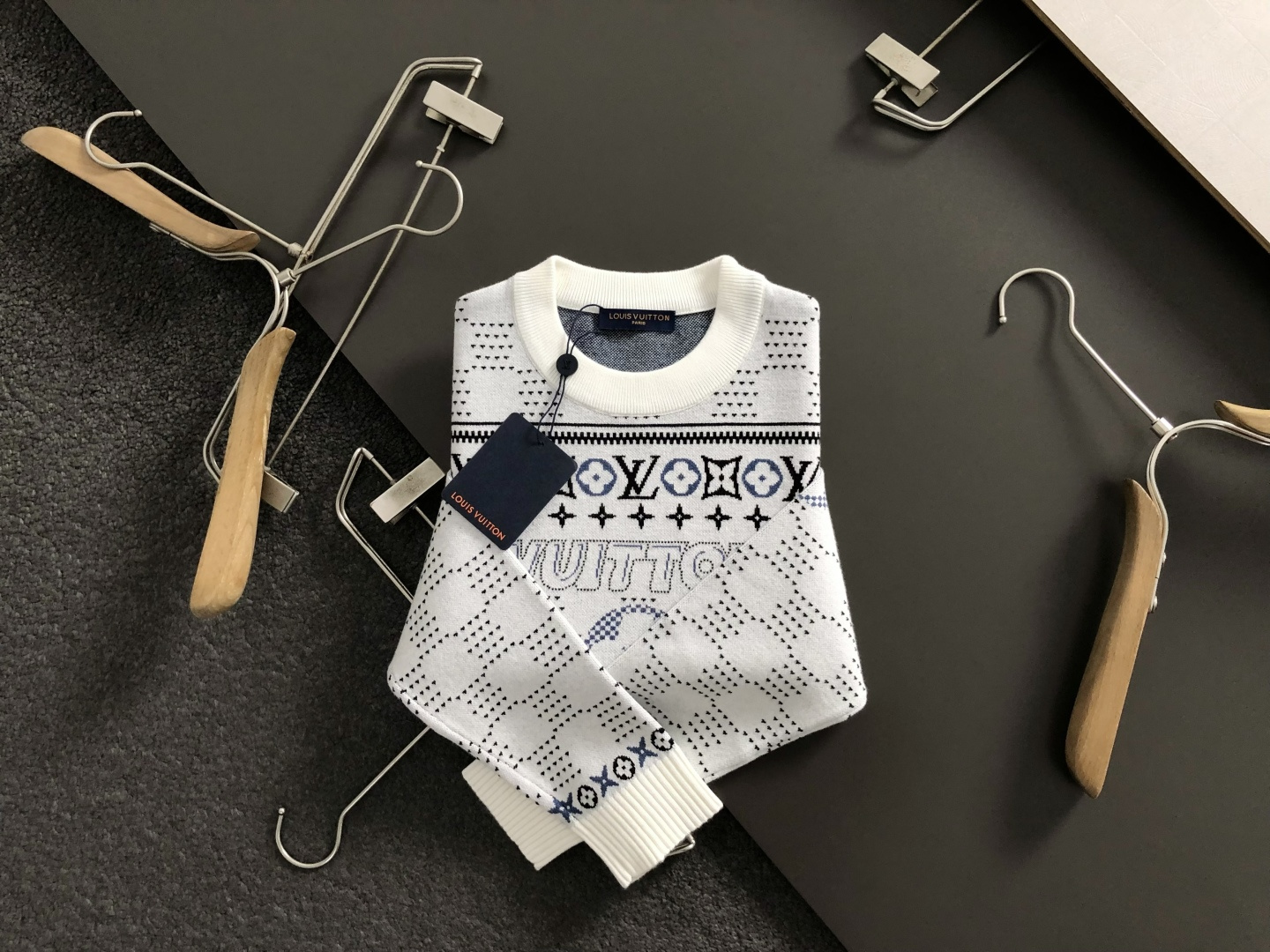 NO:541419,L brand* fitting M-XXXL autumn and winter full jacquard plaid letter round neck knitted cardigan sweater, exquisite craftsmanship counter fabric, top-level elements fusion, complete 3 standards, fashionable men's fashion, whether it is the comfort of the upper body or the incomparable existence 170-135(M) 175-150(L) 178-160(XL) 180-170(XXL) 180-180(XXXL) your,,alexander wang19860909L牌*合身版型M-XXXL 秋冬满幅提花格子字母圆领针织羊毛衫,精致工艺专柜面料,顶级元素融合打造,3标齐全,潮男时尚,无论是上身舒适度还是都是无可比拟的存在 170-135(M) 175-150(L) 178-160(XL)180-170(XXL) 180-180(XXXL) your,,alexander wang,Men's clothing