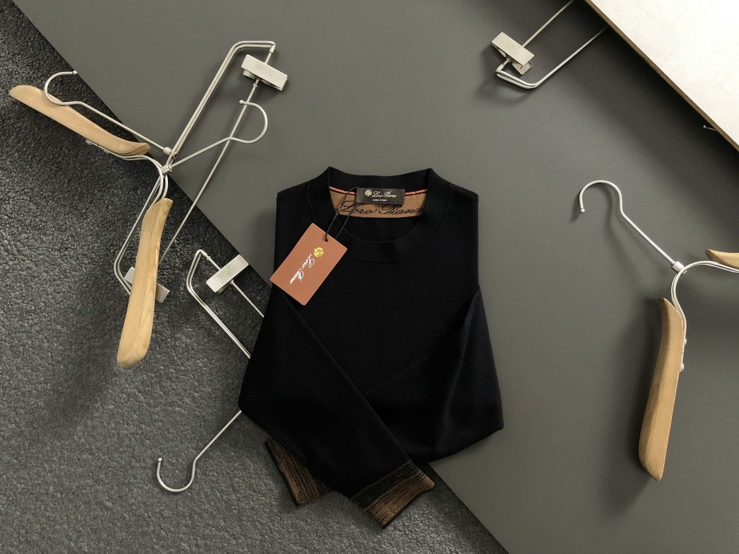 NO:541422,Lp* slim fit M-XXXL 2025 autumn and winter light gray embossed letter round neck sweater, exquisite craftsmanship counter fabric, top-level elements fusion, classic short-sleeved 3-standard, trendy men's fashion, both in comfort and incomparable 170-125(M) 175-140(L) 178-155(XL) 180-165(XXL) 180-175(XXXL) your,,loro piano,T-shirt,alexander wang19860909Lp*修身版型M-XXXL 2025秋冬浅灰色压花字母圆领羊毛衫,精致工艺专柜面料,顶级元素融合打造,经典短袖3标齐全,潮男时尚,无论是上身舒适度还是都是无可比拟的存在 170-125(M) 175-140(L) 178-155(XL)180-165(XXL) 180-175(XXXL) your,,loro piana,T-shirt,alexander wang,Men's clothing